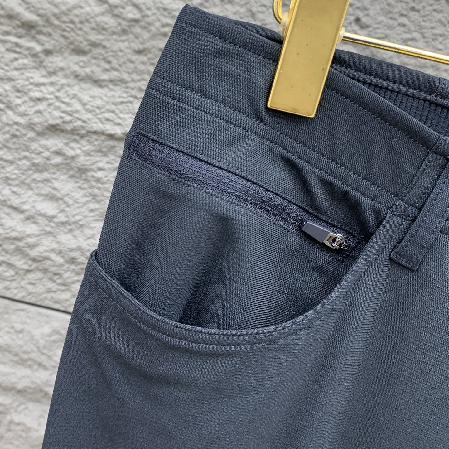 P普拉达春夏25ss休闲裤金典再次出现，原单订制高品质时尚休闲裤。超级百搭款。独家定制面料，挺阔有型，贴