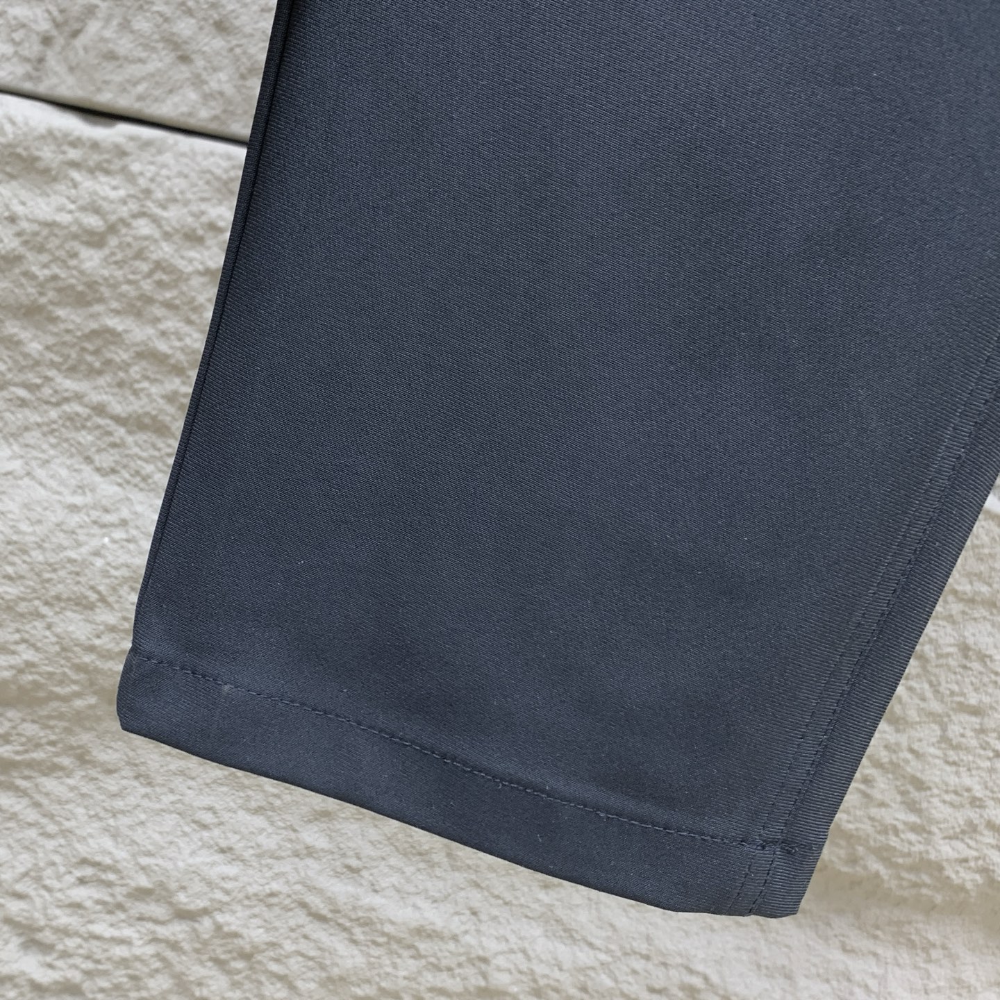 P普拉达春夏25ss休闲裤金典再次出现，原单订制高品质时尚休闲裤。超级百搭款。独家定制面料，挺阔有型，贴