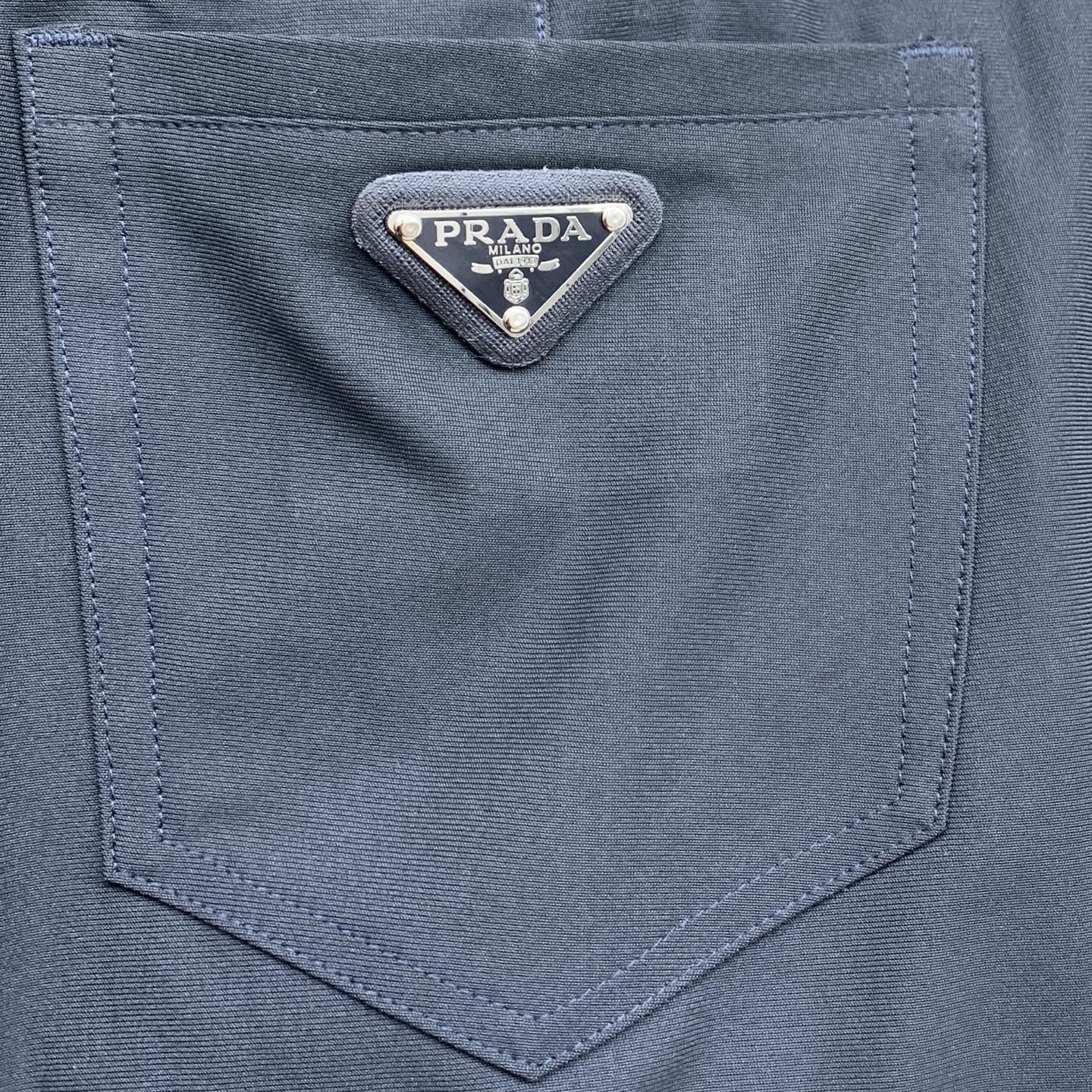 P普拉达春夏25ss休闲裤金典再次出现，原单订制高品质时尚休闲裤。超级百搭款。独家定制面料，挺阔有型，贴