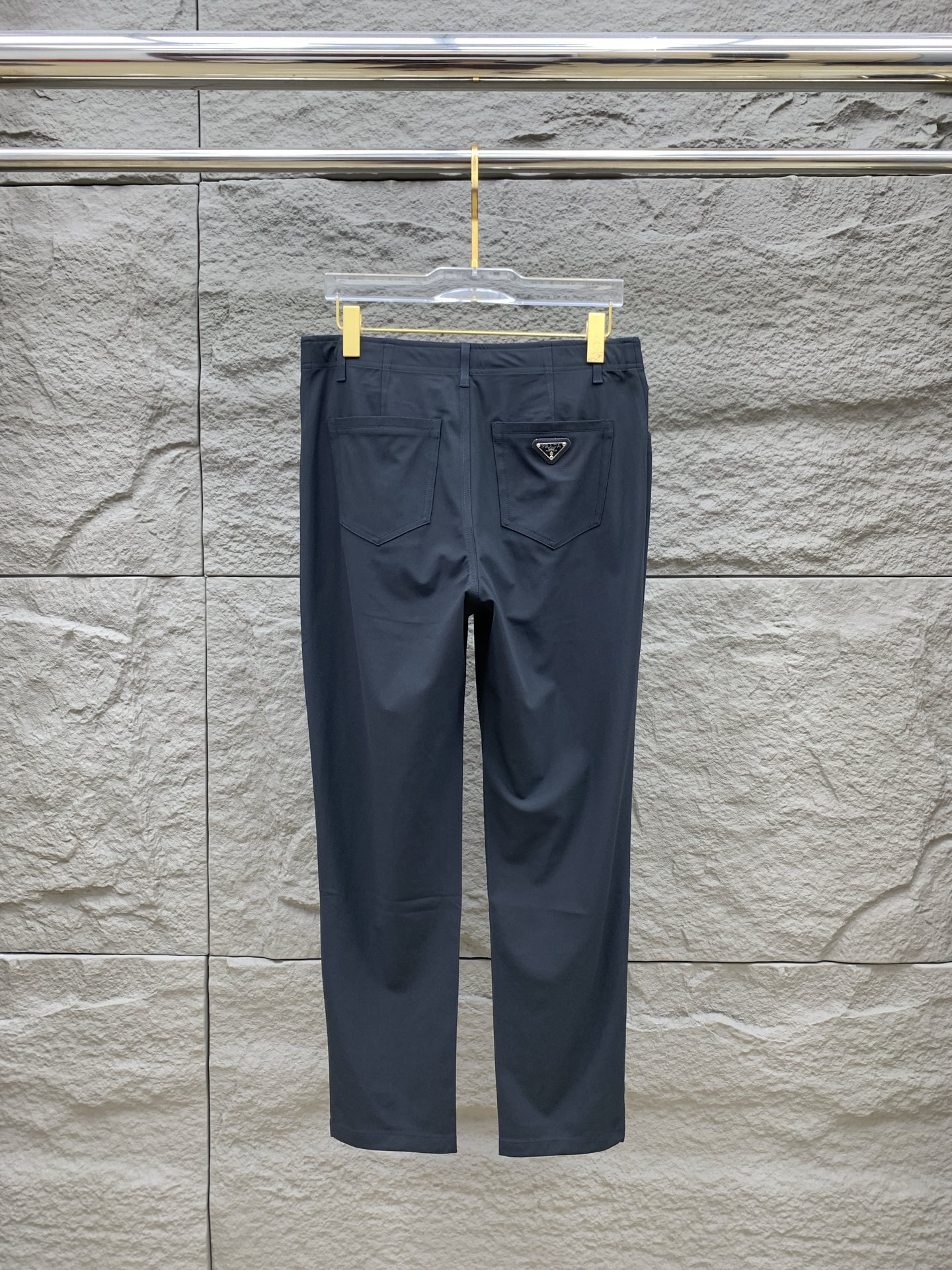 P普拉达春夏25ss休闲裤金典再次出现，原单订制高品质时尚休闲裤。超级百搭款。独家定制面料，挺阔有型，贴