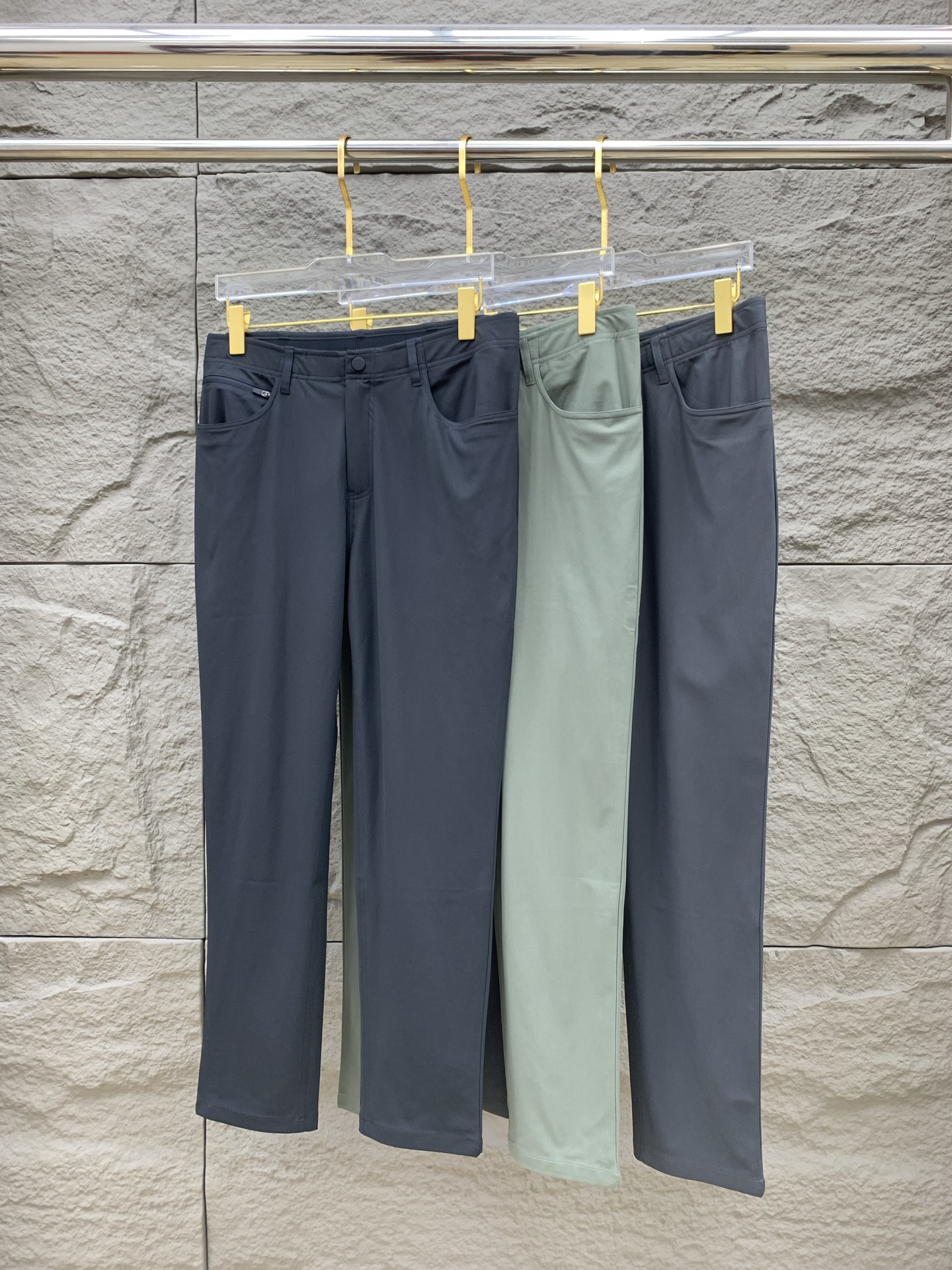 P普拉达春夏25ss休闲裤金典再次出现，原单订制高品质时尚休闲裤。超级百搭款。独家定制面料，挺阔有型，贴