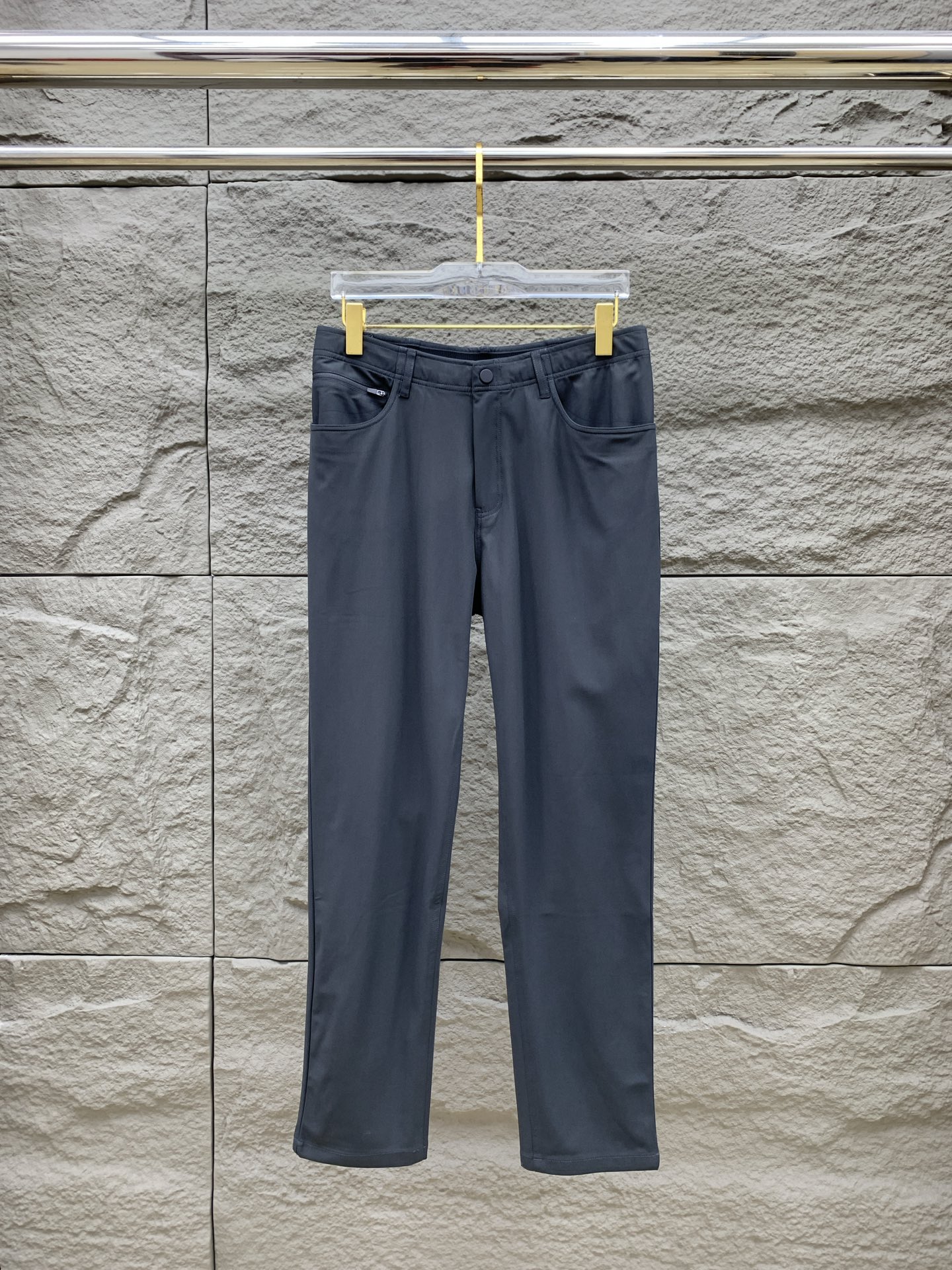 P普拉达春夏25ss休闲裤金典再次出现，原单订制高品质时尚休闲裤。超级百搭款。独家定制面料，挺阔有型，贴