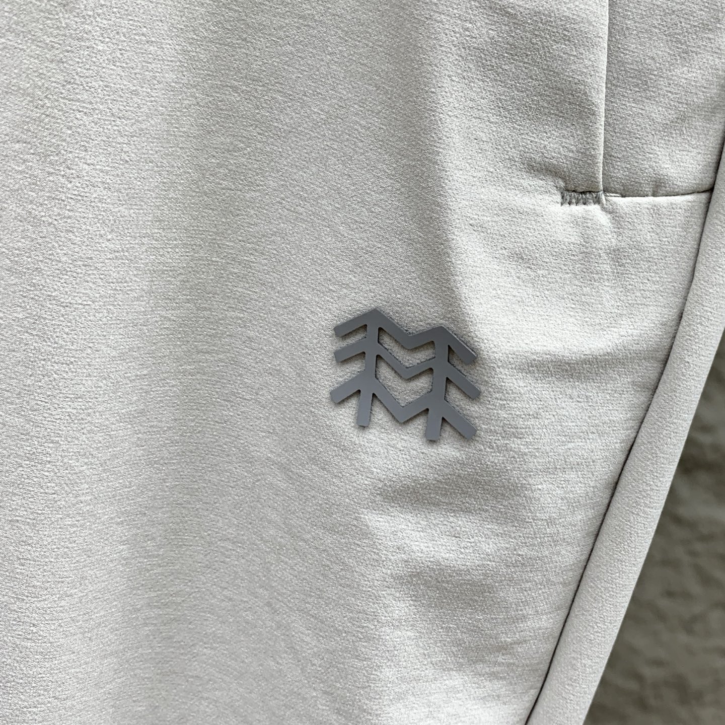 P克隆春夏25ss休闲裤金典再次出现，原单订制高品质时尚休闲裤。超级百搭款。独家定制面料，挺阔有型，贴身