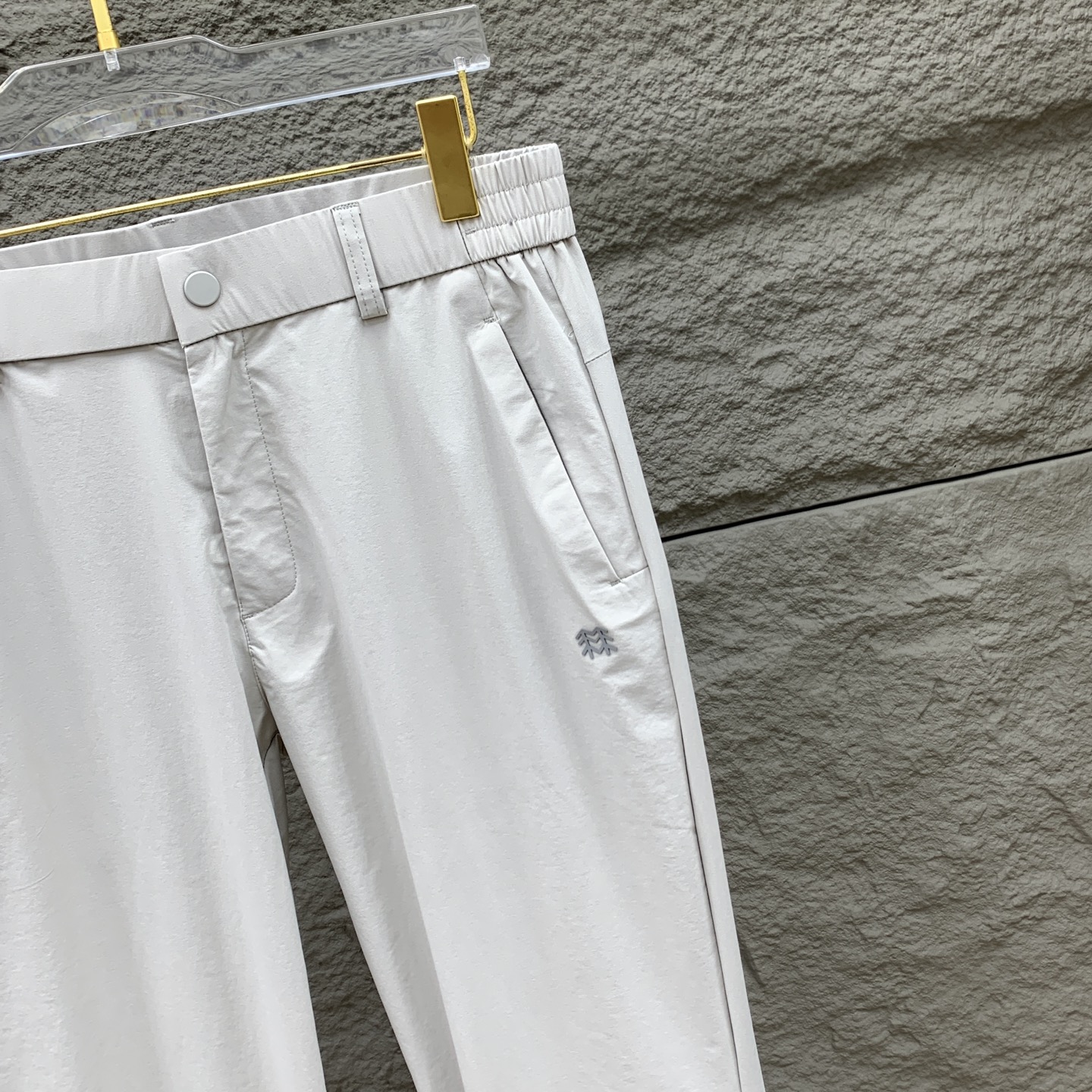 P克隆春夏25ss休闲裤金典再次出现，原单订制高品质时尚休闲裤。超级百搭款。独家定制面料，挺阔有型，贴身