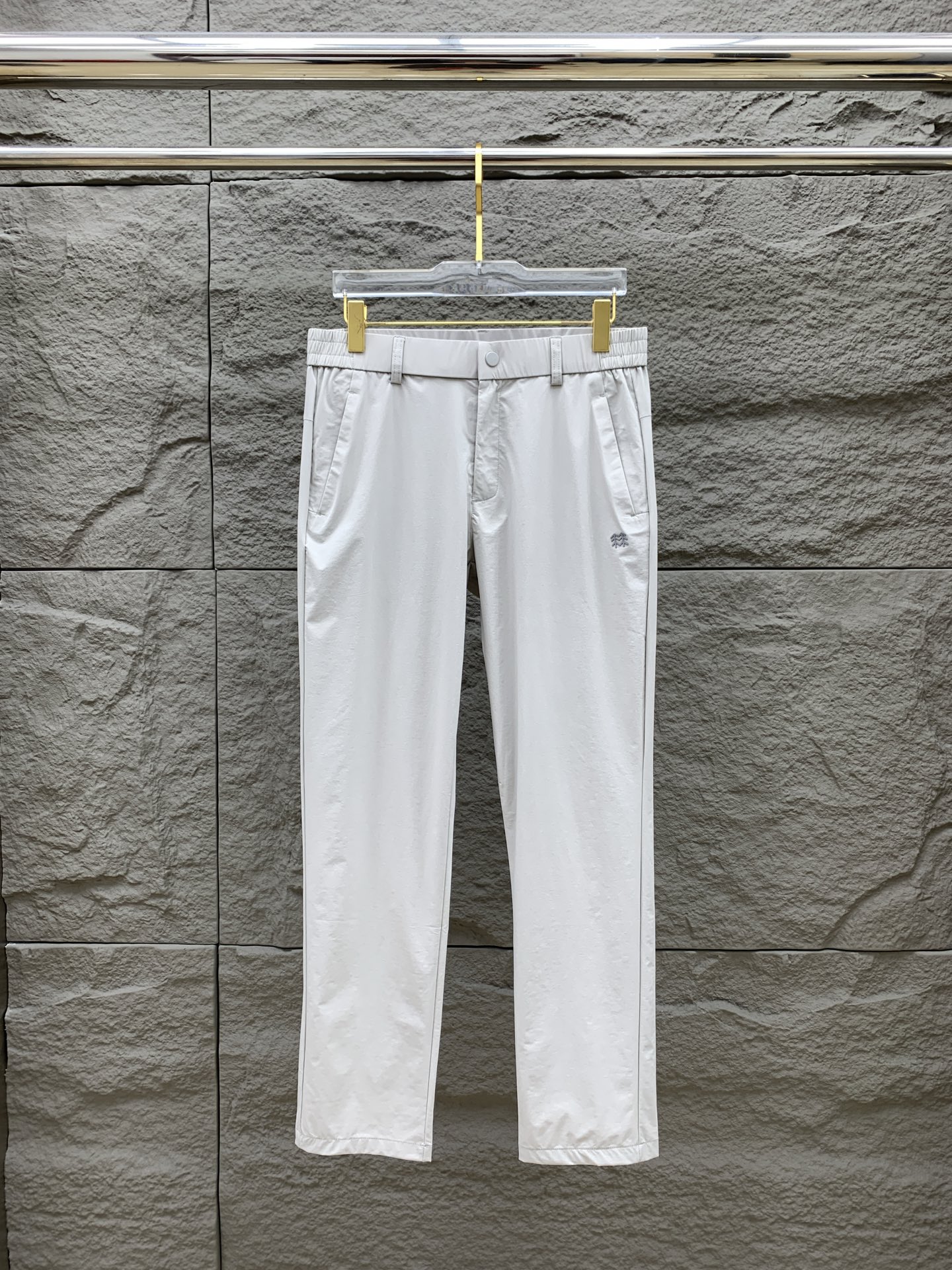 P克隆春夏25ss休闲裤金典再次出现，原单订制高品质时尚休闲裤。超级百搭款。独家定制面料，挺阔有型，贴身