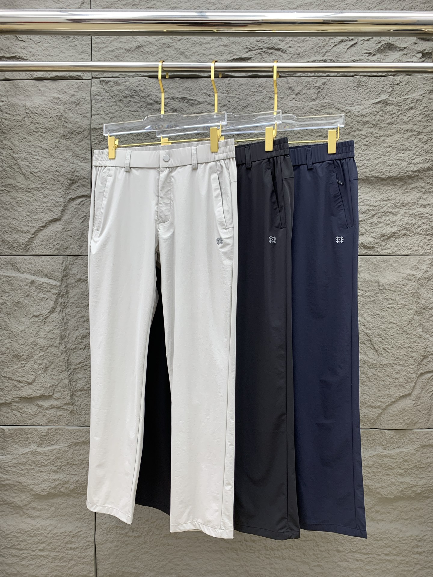 P克隆春夏25ss休闲裤金典再次出现，原单订制高品质时尚休闲裤。超级百搭款。独家定制面料，挺阔有型，贴身