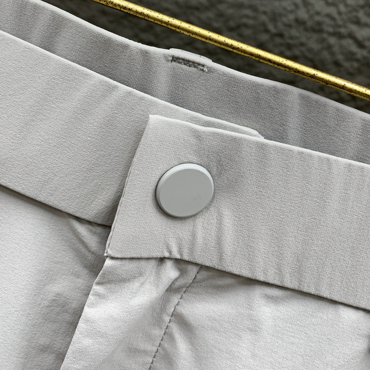 P克隆春夏25ss休闲裤金典再次出现，原单订制高品质时尚休闲裤。超级百搭款。独家定制面料，挺阔有型，贴身