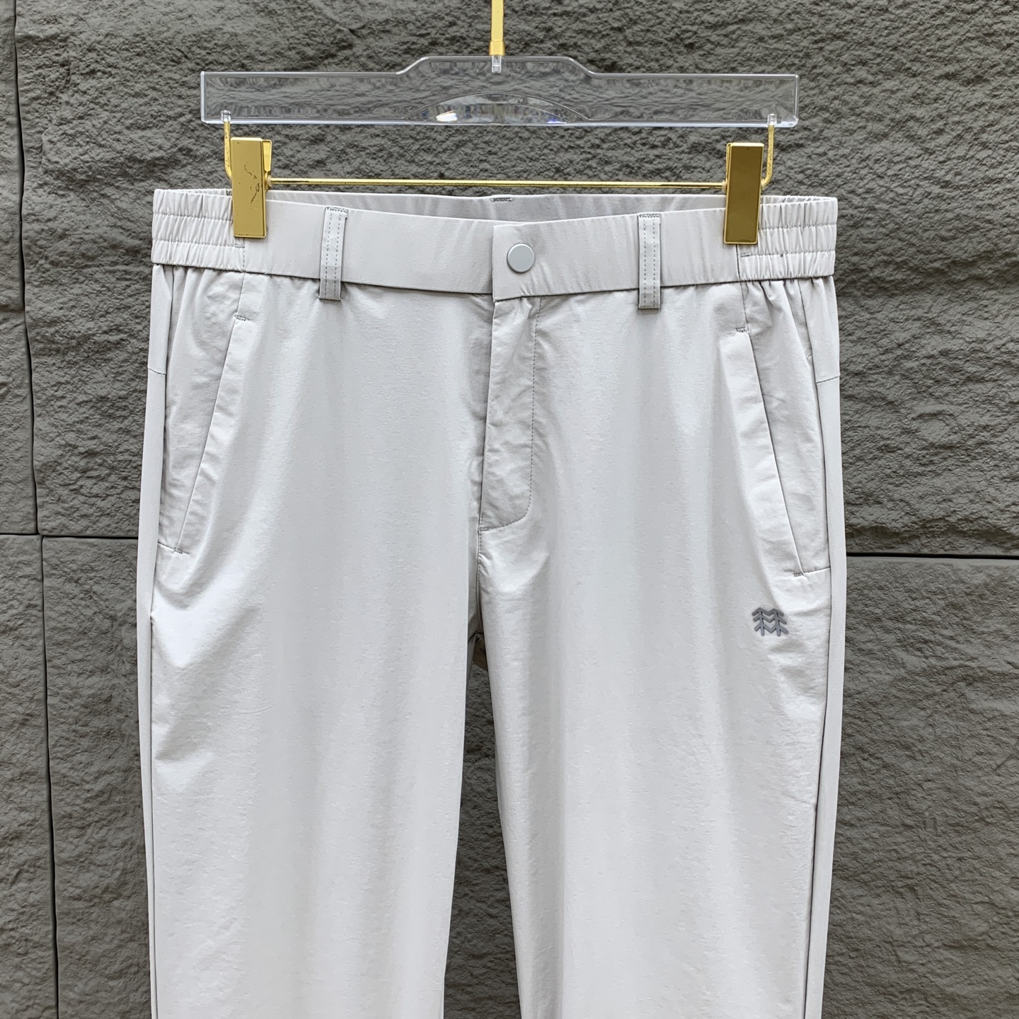 P克隆春夏25ss休闲裤金典再次出现，原单订制高品质时尚休闲裤。超级百搭款。独家定制面料，挺阔有型，贴身