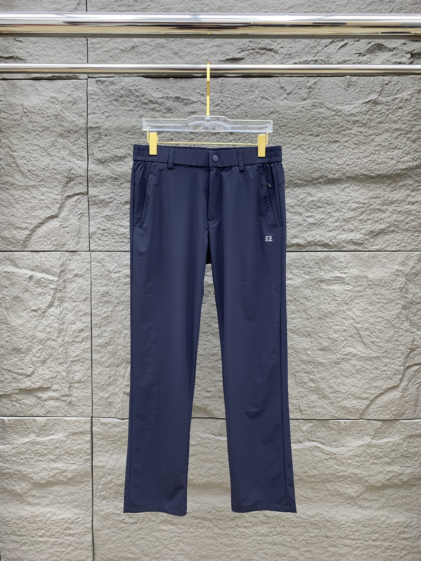 P克隆春夏25ss休闲裤金典再次出现，原单订制高品质时尚休闲裤。超级百搭款。独家定制面料，挺阔有型，贴身