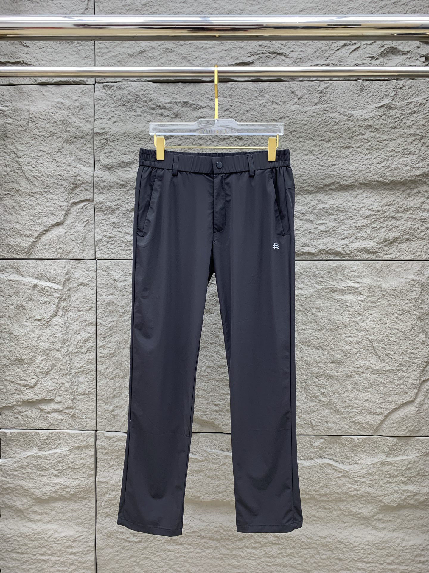 P克隆春夏25ss休闲裤金典再次出现，原单订制高品质时尚休闲裤。超级百搭款。独家定制面料，挺阔有型，贴身