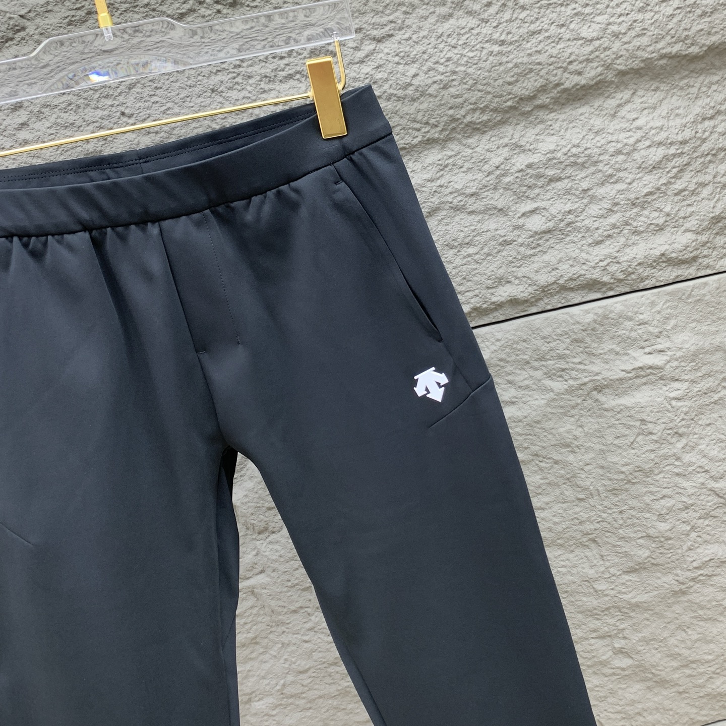 P迪桑特春夏25ss休闲裤金典再次出现，原单订制高品质时尚休闲裤。超级百搭款。独家定制面料，挺阔有型，贴