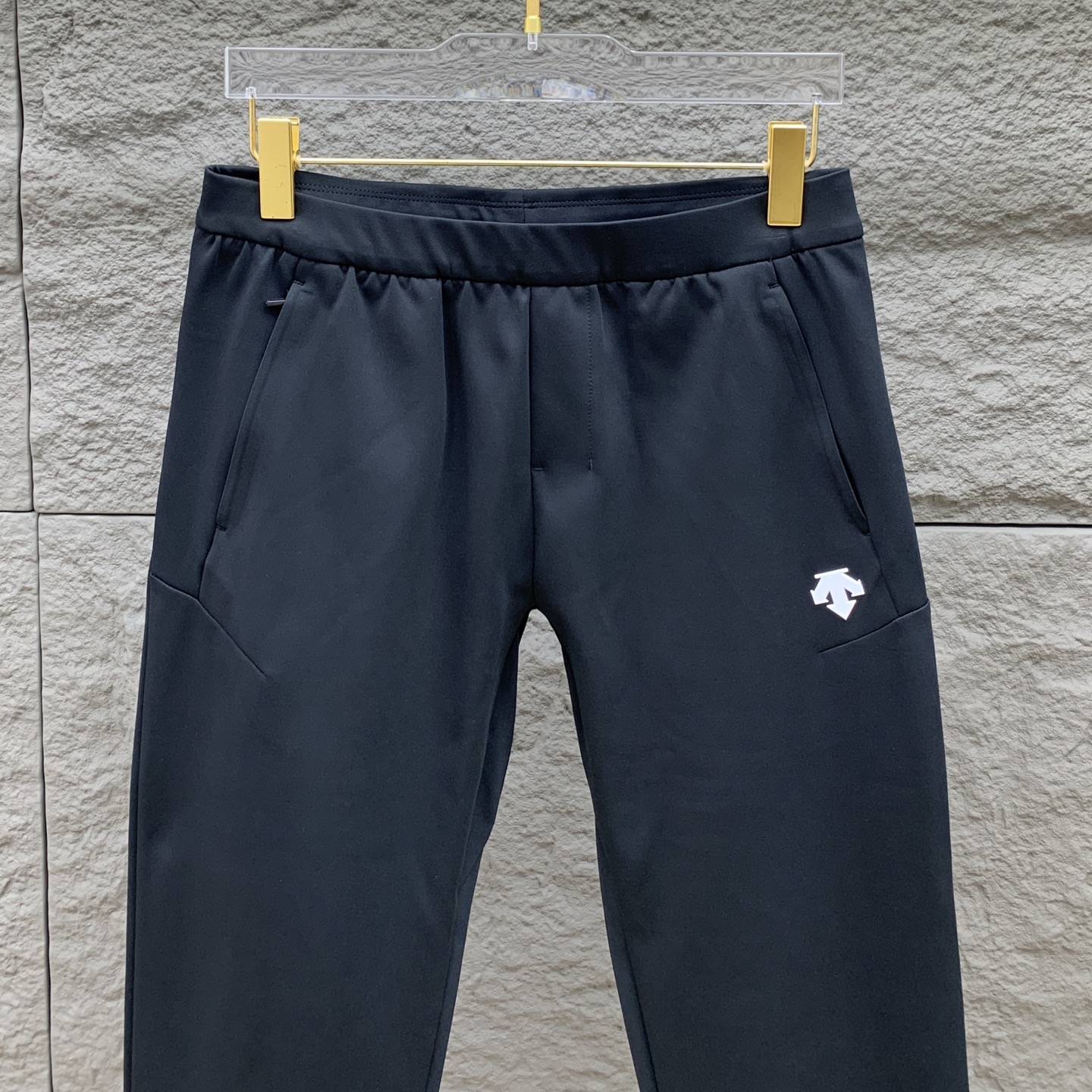 P迪桑特春夏25ss休闲裤金典再次出现，原单订制高品质时尚休闲裤。超级百搭款。独家定制面料，挺阔有型，贴