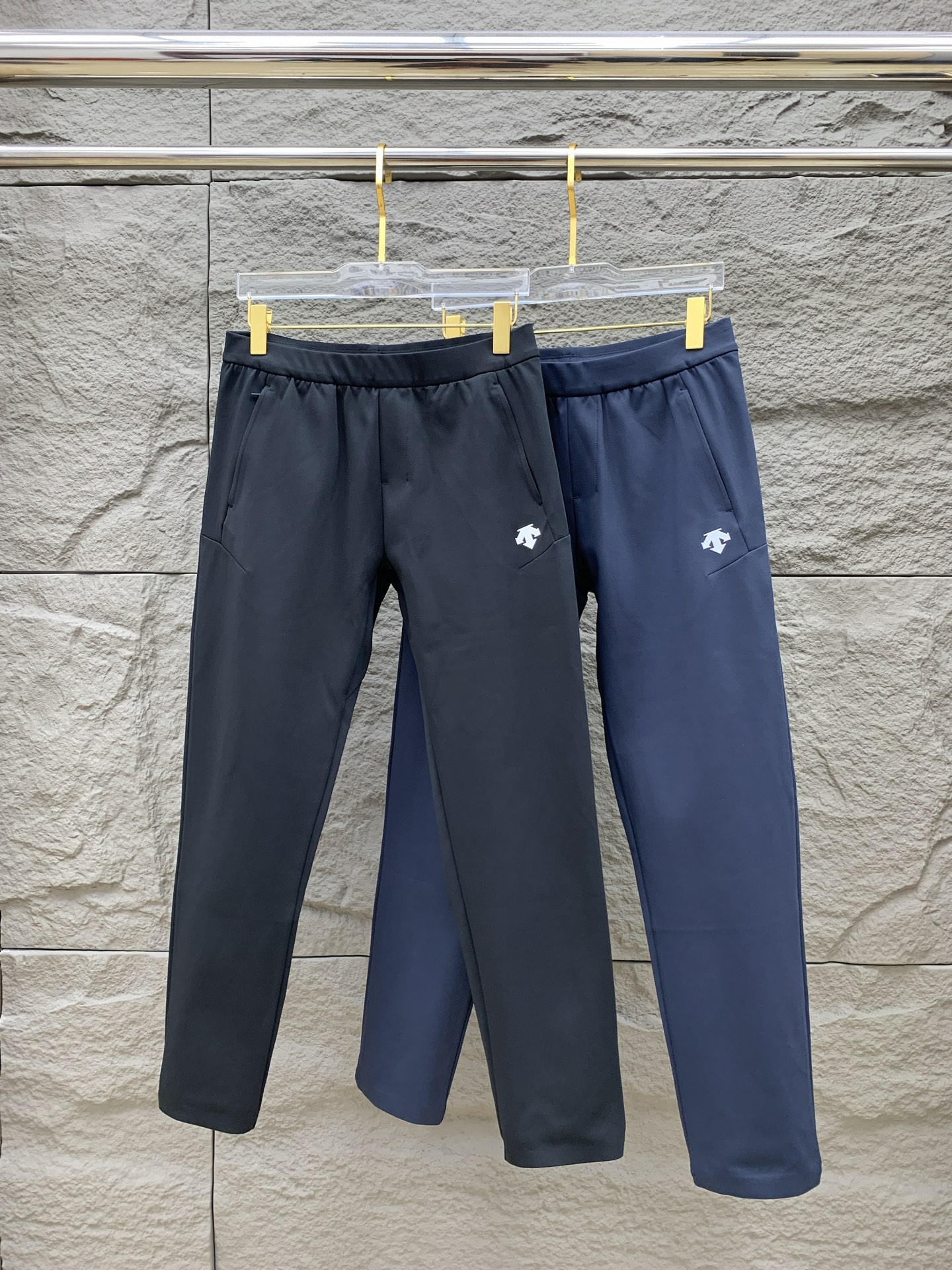 P迪桑特春夏25ss休闲裤金典再次出现，原单订制高品质时尚休闲裤。超级百搭款。独家定制面料，挺阔有型，贴