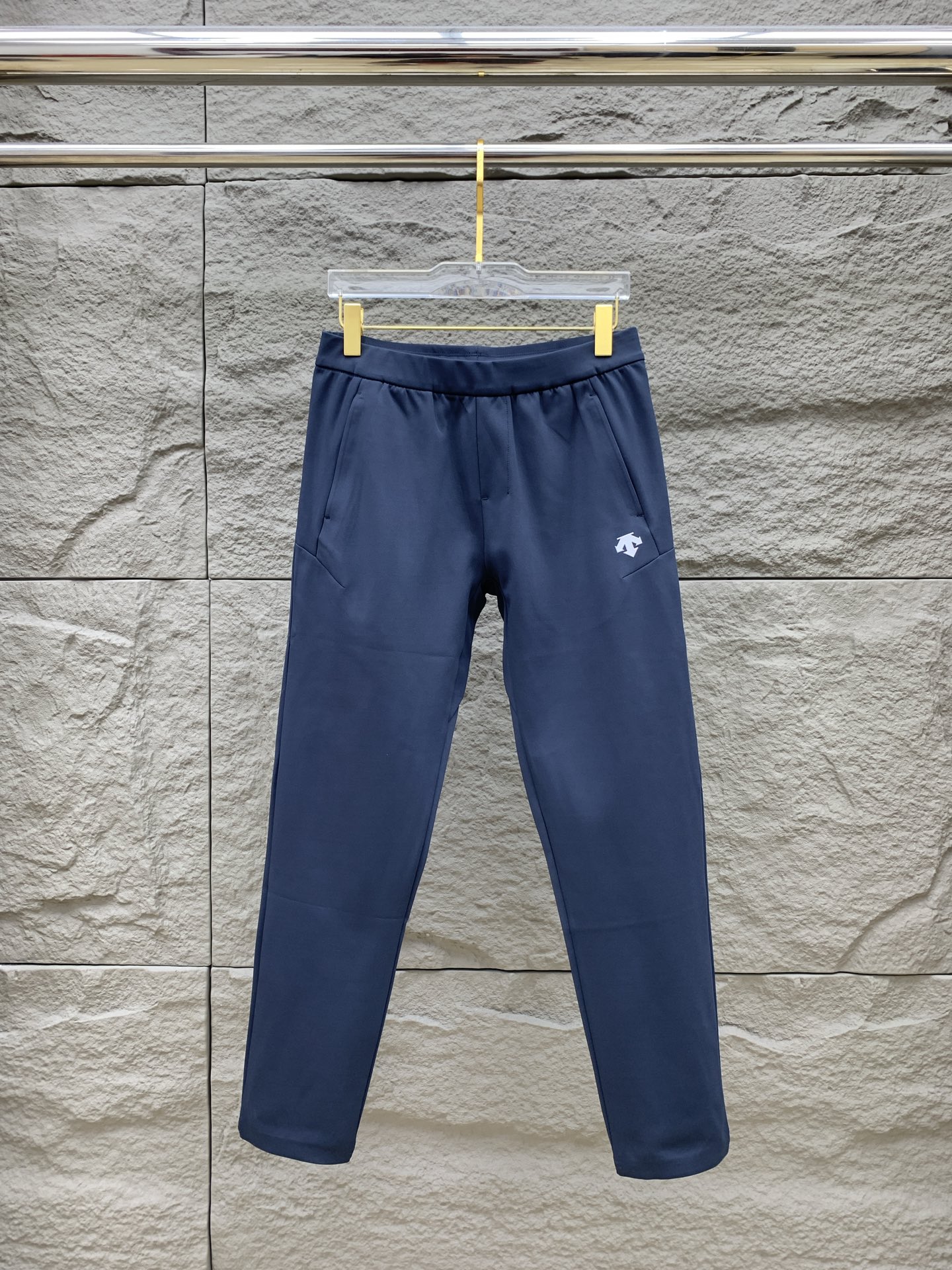 P迪桑特春夏25ss休闲裤金典再次出现，原单订制高品质时尚休闲裤。超级百搭款。独家定制面料，挺阔有型，贴