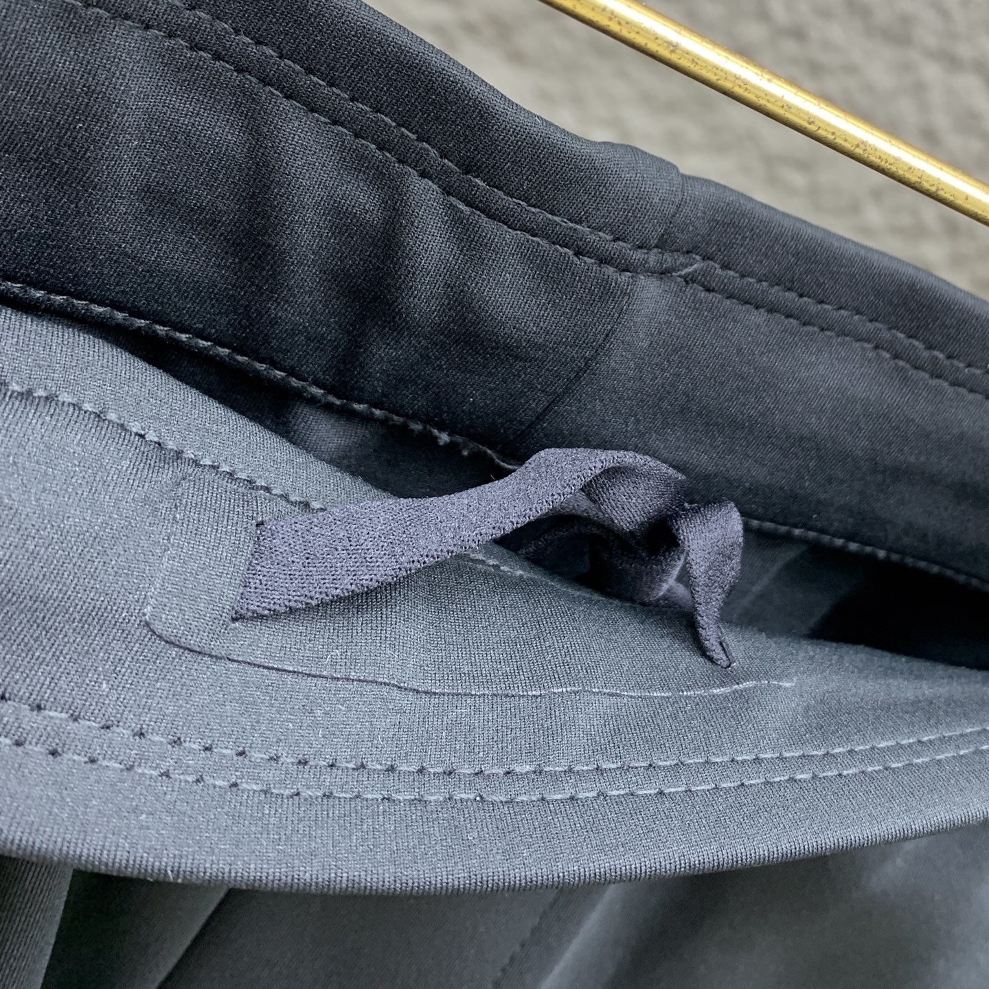 P迪桑特春夏25ss休闲裤金典再次出现，原单订制高品质时尚休闲裤。超级百搭款。独家定制面料，挺阔有型，贴