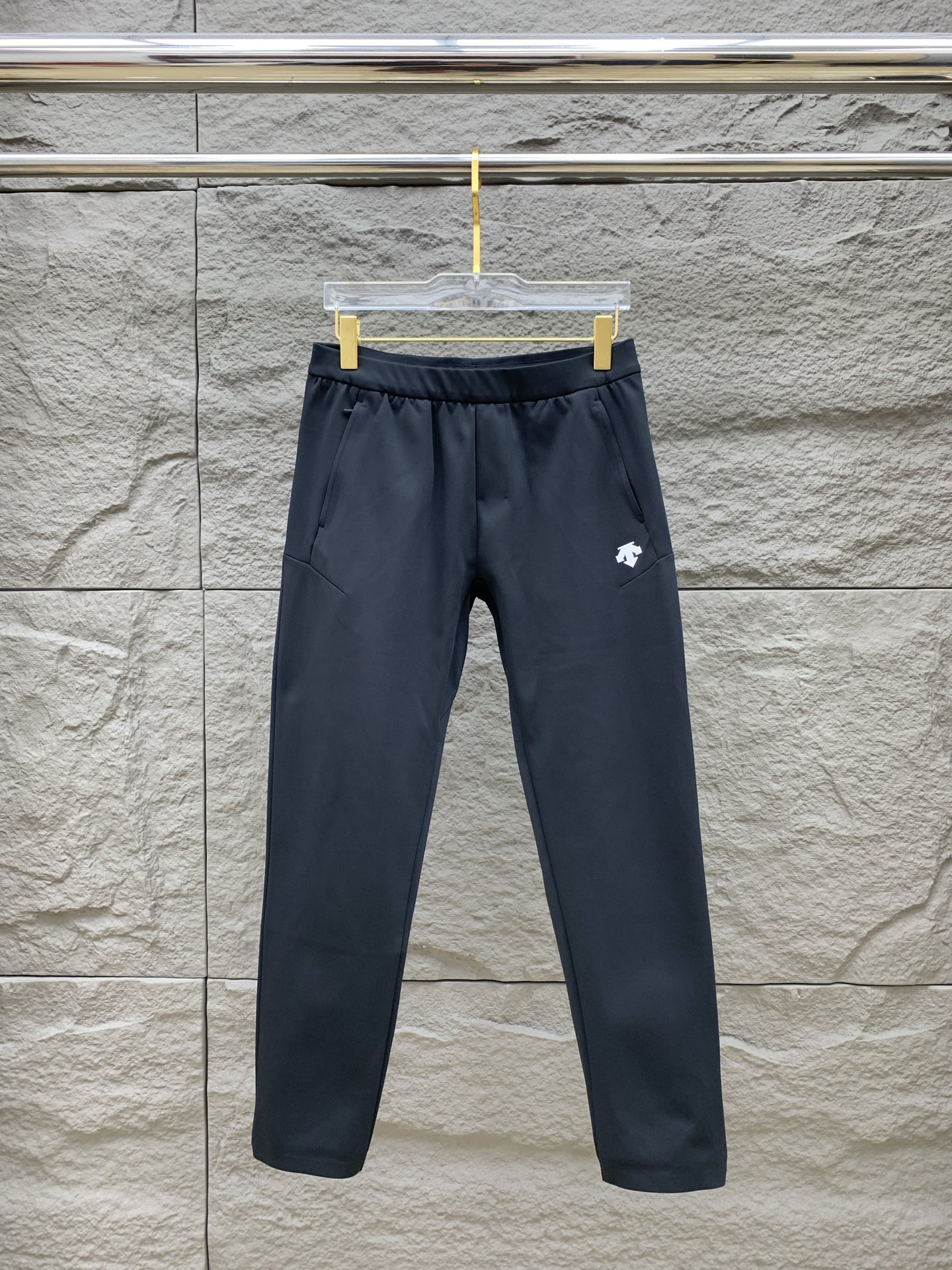 P迪桑特春夏25ss休闲裤金典再次出现，原单订制高品质时尚休闲裤。超级百搭款。独家定制面料，挺阔有型，贴