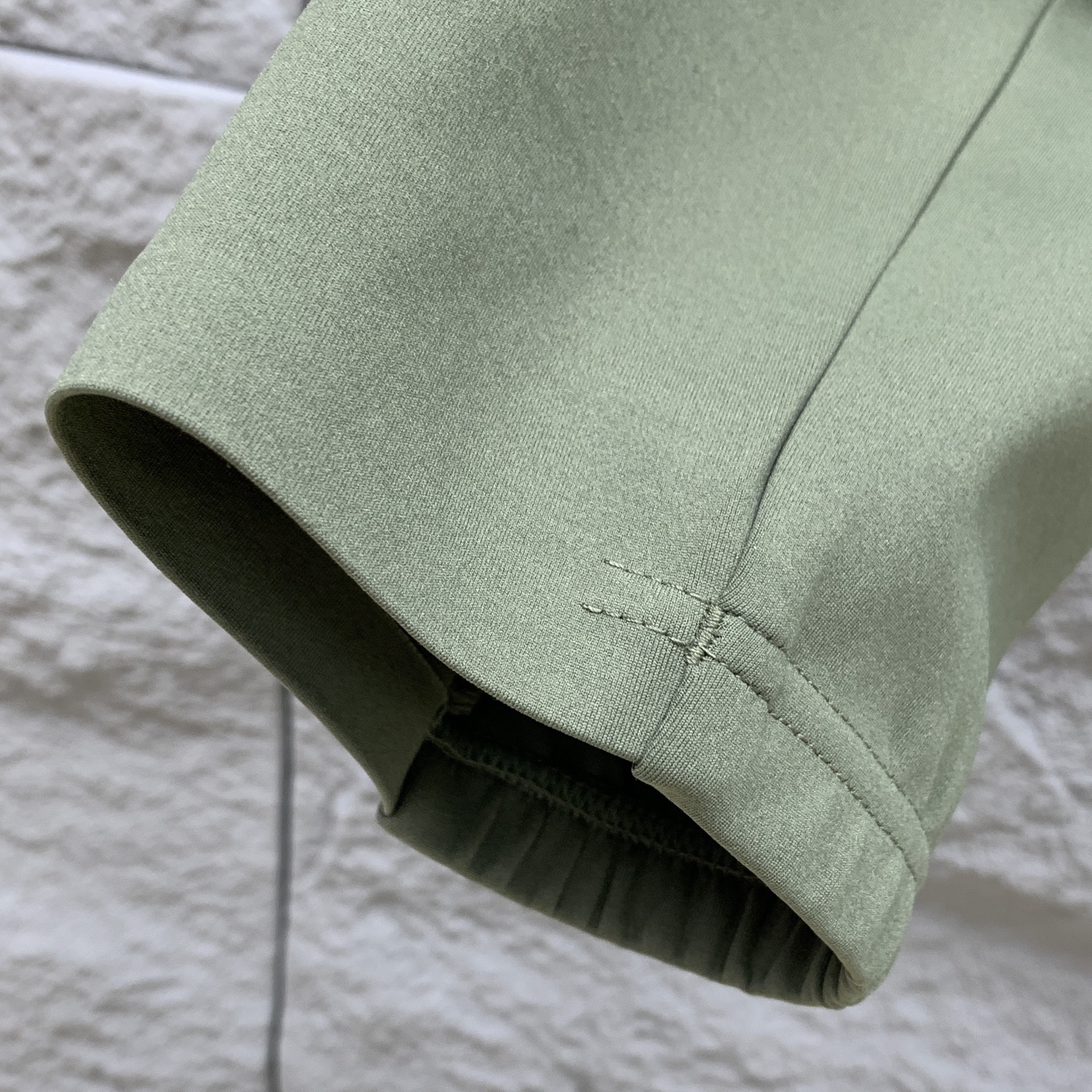 P迪桑特春夏25ss休闲裤金典再次出现，原单订制高品质时尚休闲裤。超级百搭款。独家定制面料，挺阔有型，贴