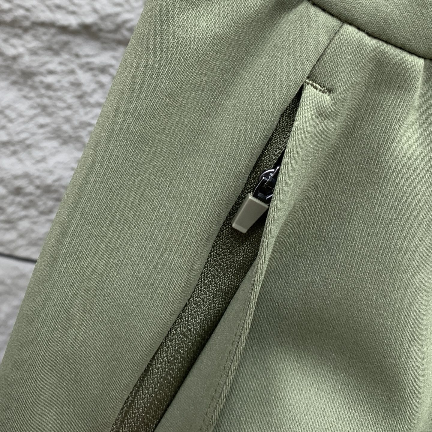 P迪桑特春夏25ss休闲裤金典再次出现，原单订制高品质时尚休闲裤。超级百搭款。独家定制面料，挺阔有型，贴