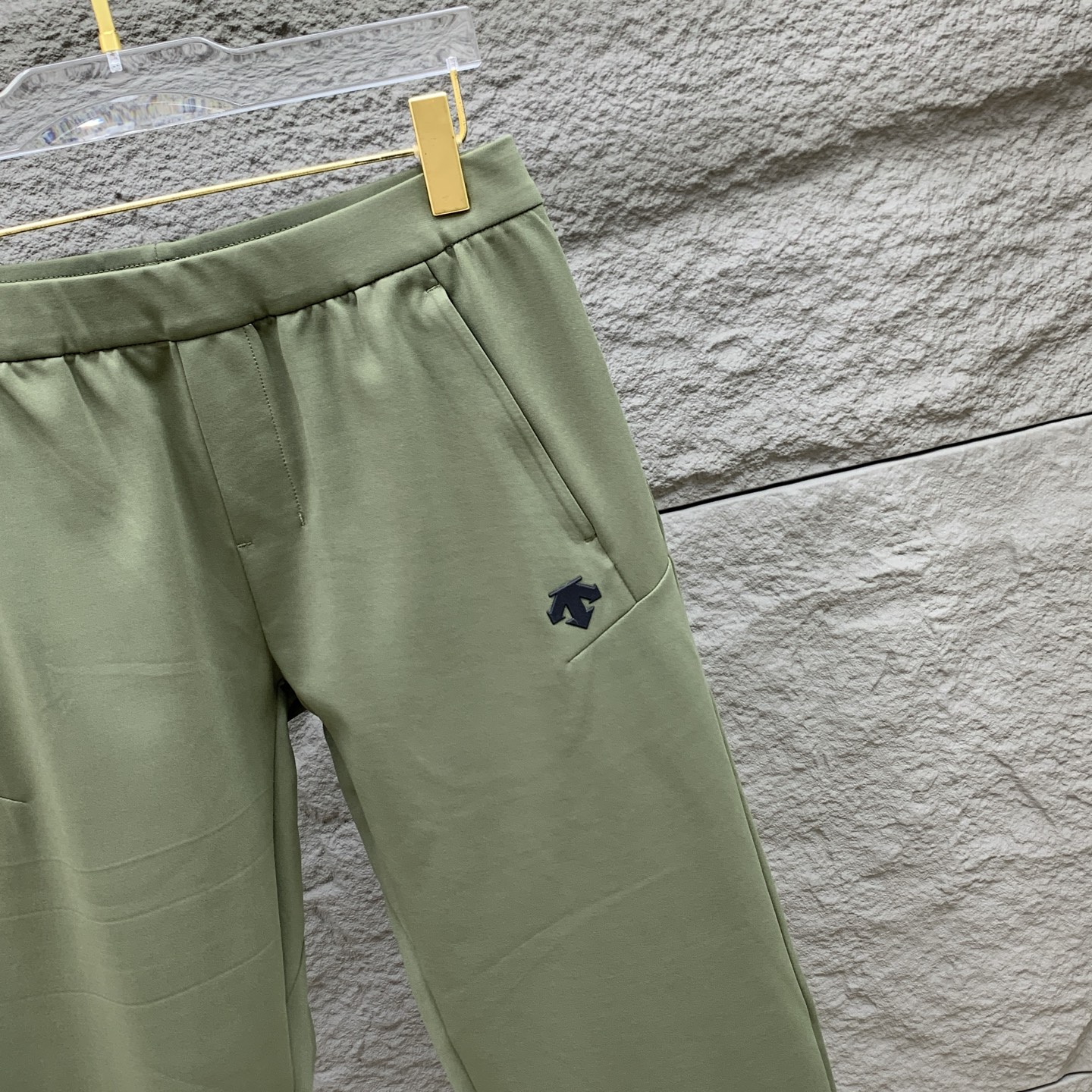 P迪桑特春夏25ss休闲裤金典再次出现，原单订制高品质时尚休闲裤。超级百搭款。独家定制面料，挺阔有型，贴