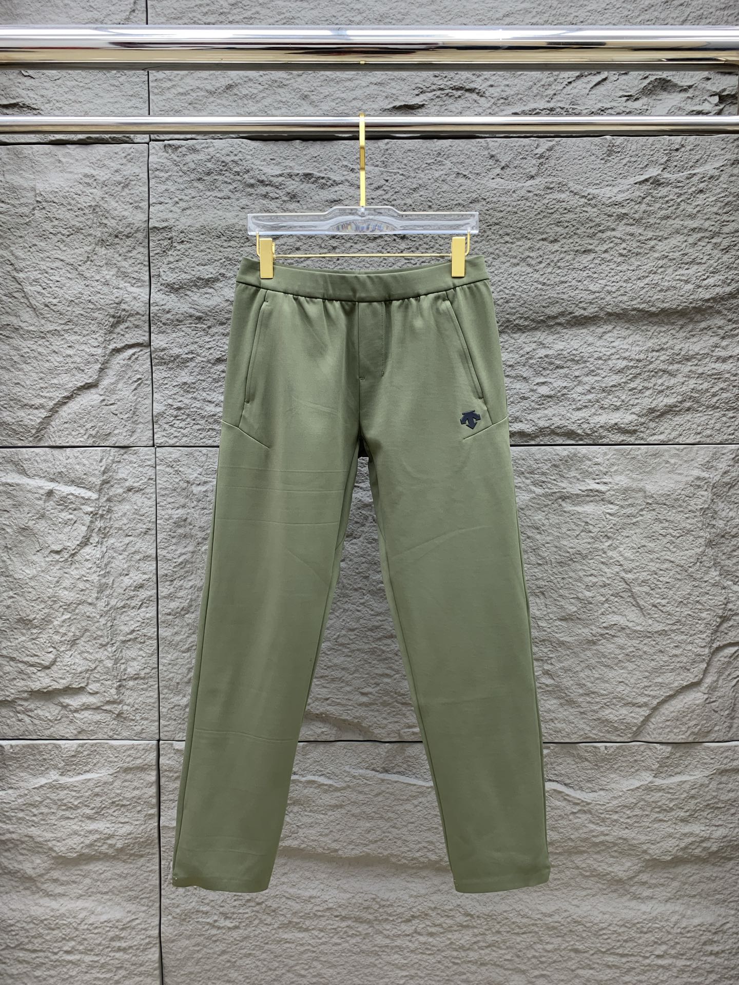 P迪桑特春夏25ss休闲裤金典再次出现，原单订制高品质时尚休闲裤。超级百搭款。独家定制面料，挺阔有型，贴