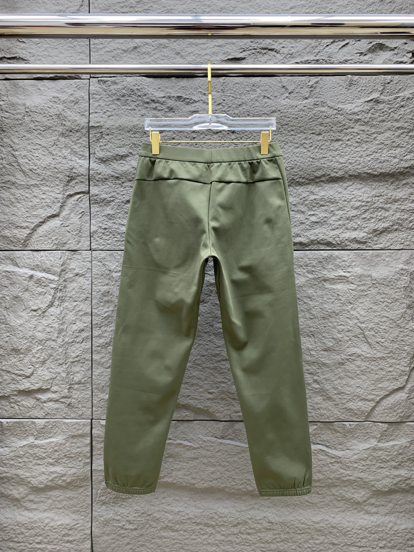 P迪桑特春夏25ss休闲裤金典再次出现，原单订制高品质时尚休闲裤。超级百搭款。独家定制面料，挺阔有型，贴