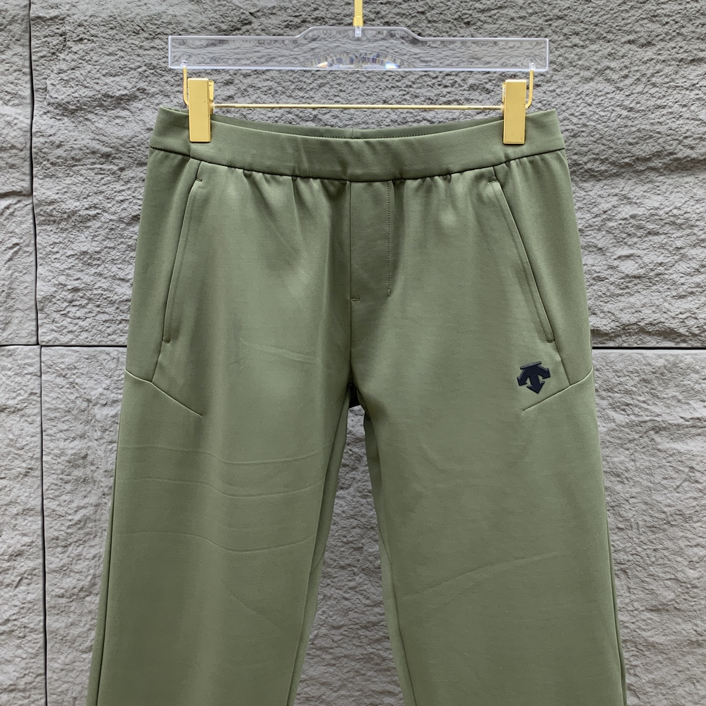 P迪桑特春夏25ss休闲裤金典再次出现，原单订制高品质时尚休闲裤。超级百搭款。独家定制面料，挺阔有型，贴