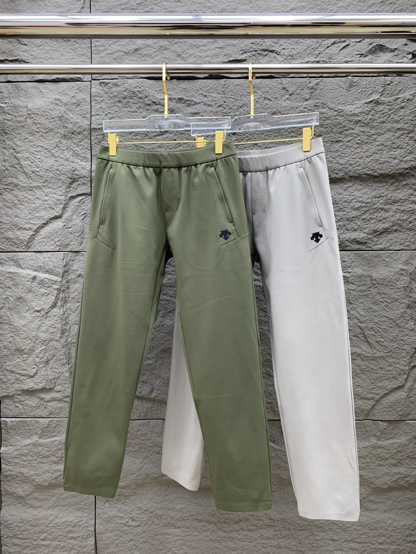 P迪桑特春夏25ss休闲裤金典再次出现，原单订制高品质时尚休闲裤。超级百搭款。独家定制面料，挺阔有型，贴