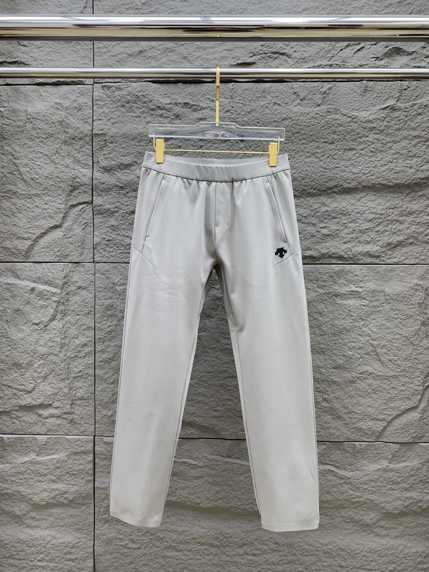 P迪桑特春夏25ss休闲裤金典再次出现，原单订制高品质时尚休闲裤。超级百搭款。独家定制面料，挺阔有型，贴