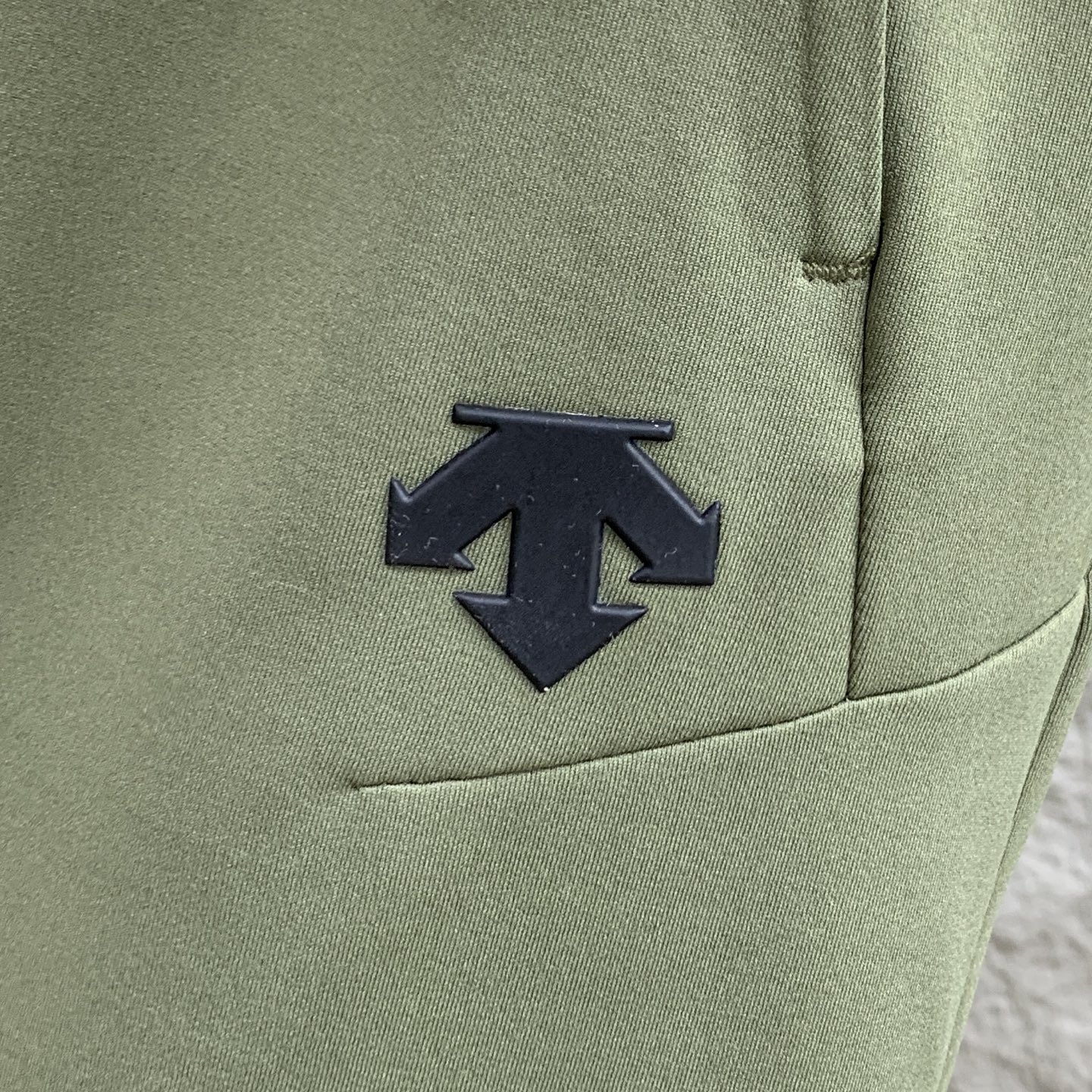 P迪桑特春夏25ss休闲裤金典再次出现，原单订制高品质时尚休闲裤。超级百搭款。独家定制面料，挺阔有型，贴