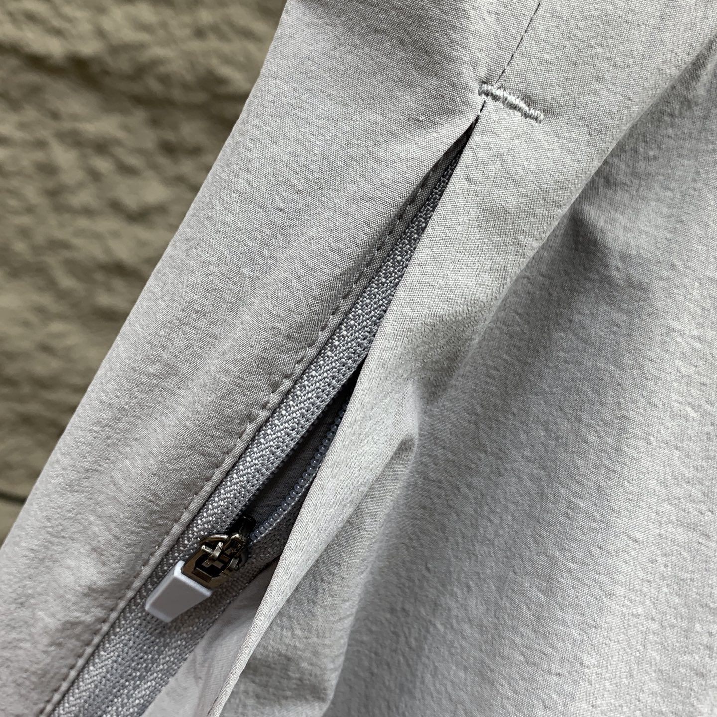 Palo春夏25ss休闲裤金典再次出现，原单订制高品质时尚休闲裤。超级百搭款。独家定制面料，挺阔有型，贴