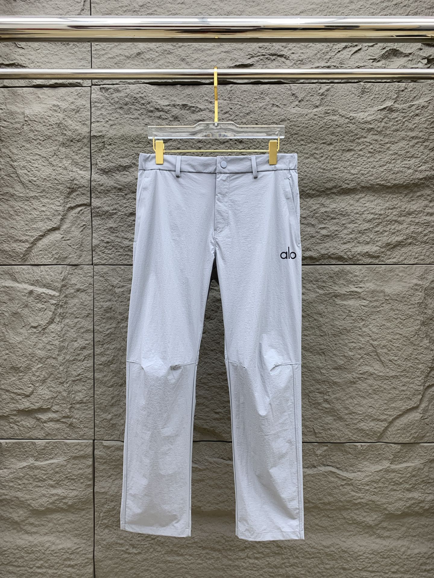 Palo春夏25ss休闲裤金典再次出现，原单订制高品质时尚休闲裤。超级百搭款。独家定制面料，挺阔有型，贴