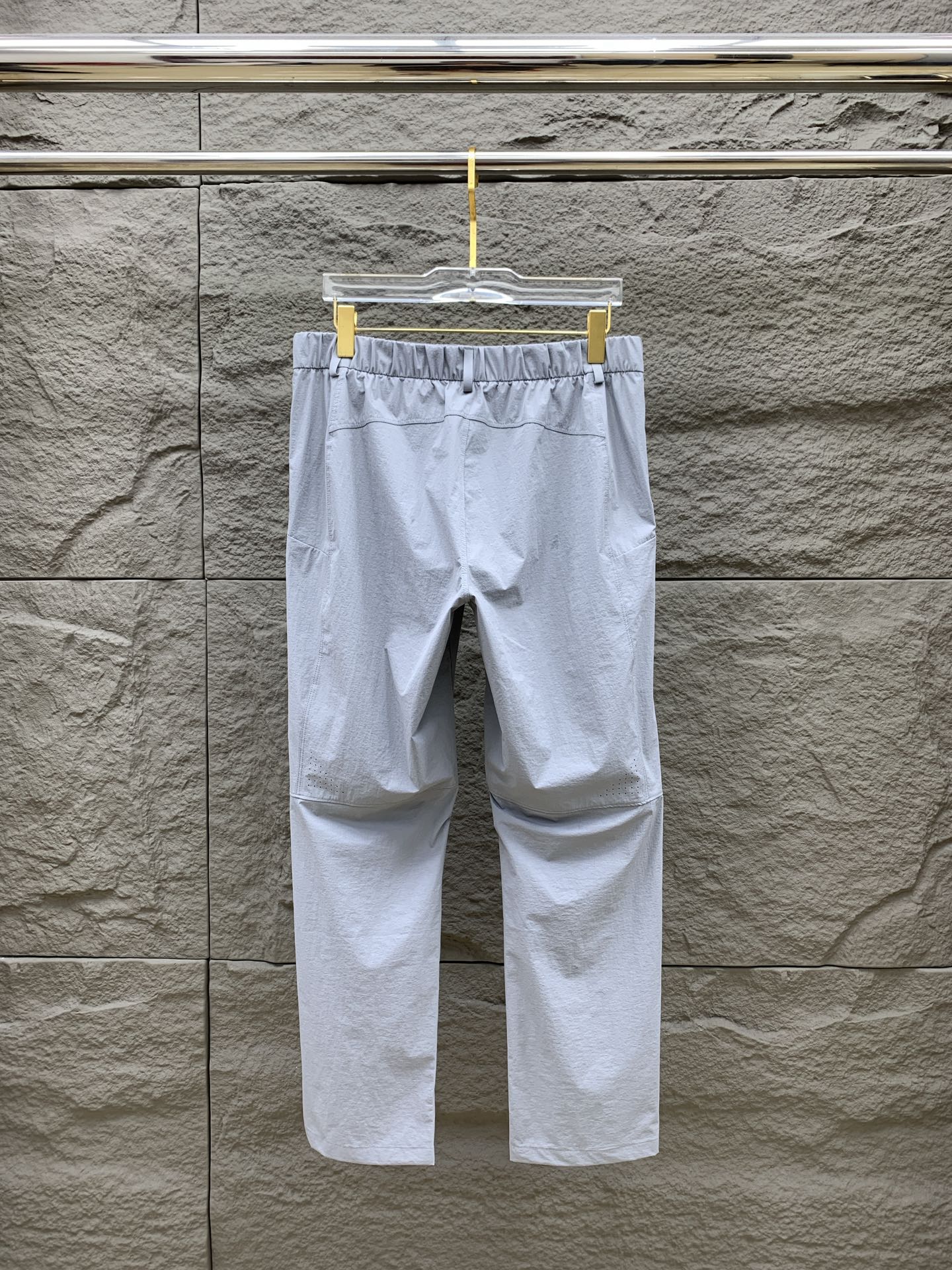 Palo春夏25ss休闲裤金典再次出现，原单订制高品质时尚休闲裤。超级百搭款。独家定制面料，挺阔有型，贴