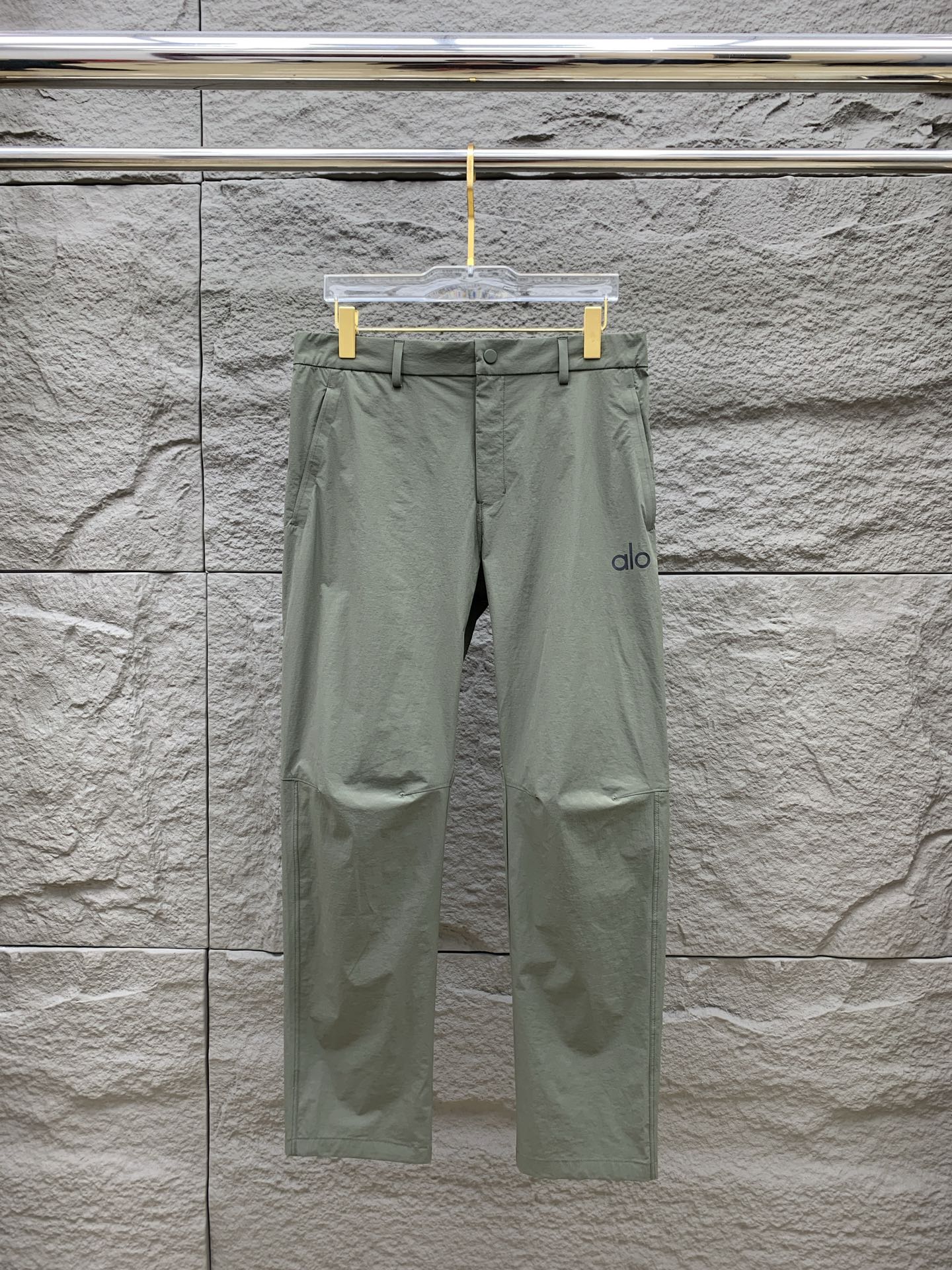 Palo春夏25ss休闲裤金典再次出现，原单订制高品质时尚休闲裤。超级百搭款。独家定制面料，挺阔有型，贴