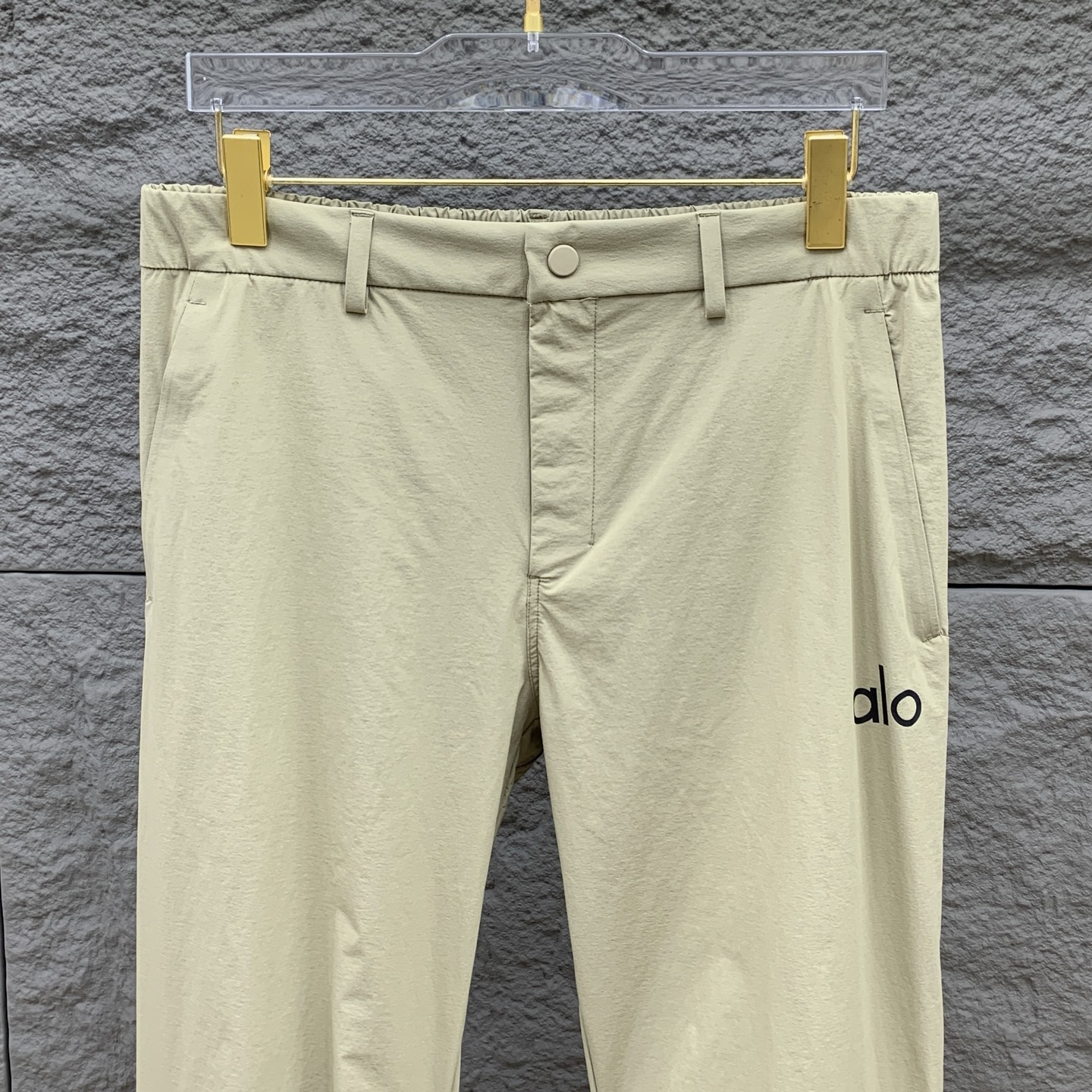 Palo春夏25ss休闲裤金典再次出现，原单订制高品质时尚休闲裤。超级百搭款。独家定制面料，挺阔有型，贴