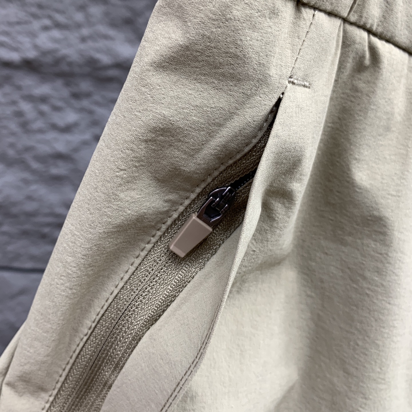 Palo春夏25ss休闲裤金典再次出现，原单订制高品质时尚休闲裤。超级百搭款。独家定制面料，挺阔有型，贴