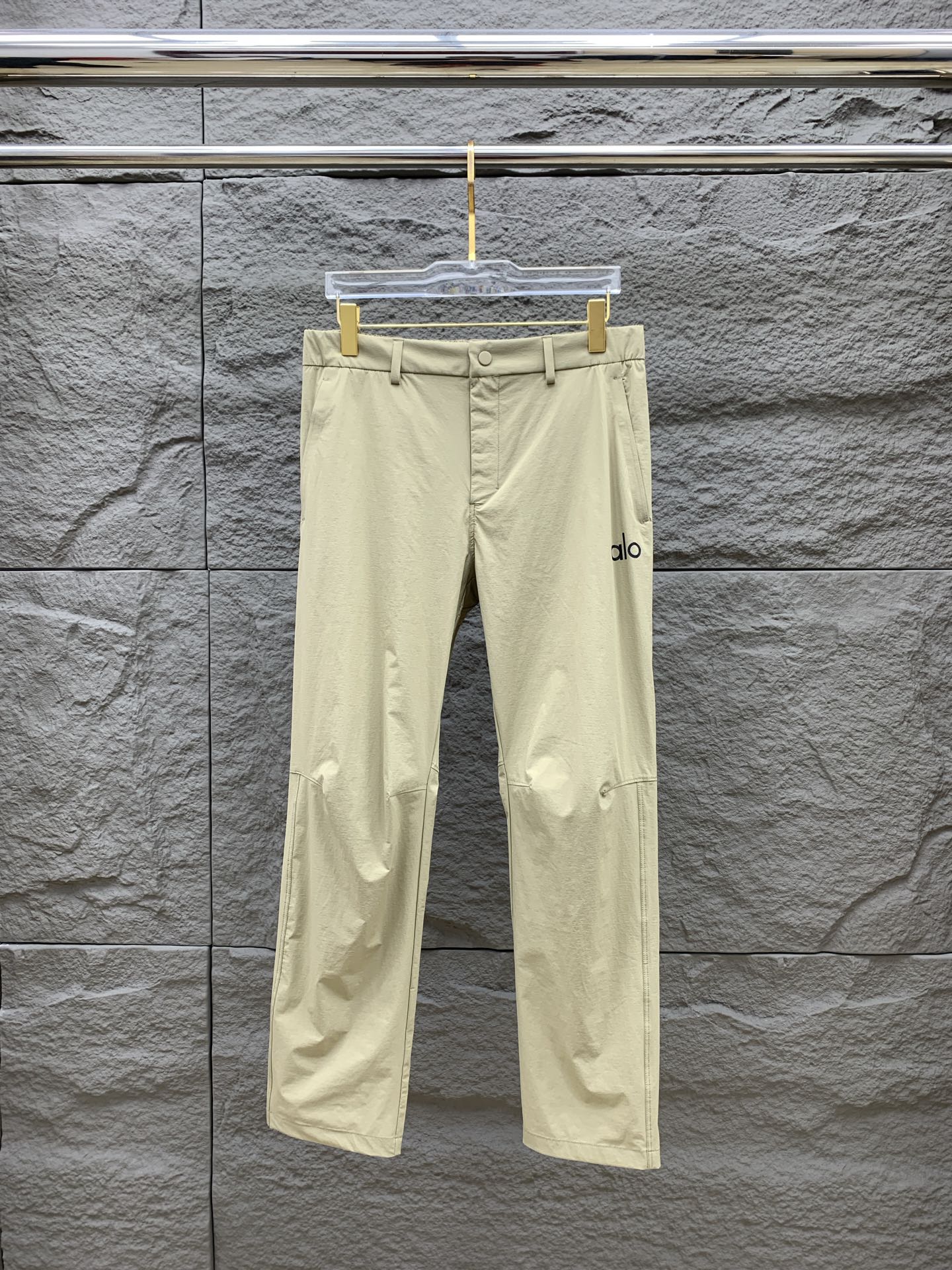 Palo春夏25ss休闲裤金典再次出现，原单订制高品质时尚休闲裤。超级百搭款。独家定制面料，挺阔有型，贴