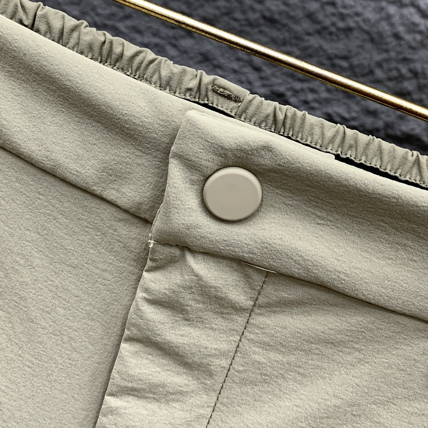 Palo春夏25ss休闲裤金典再次出现，原单订制高品质时尚休闲裤。超级百搭款。独家定制面料，挺阔有型，贴