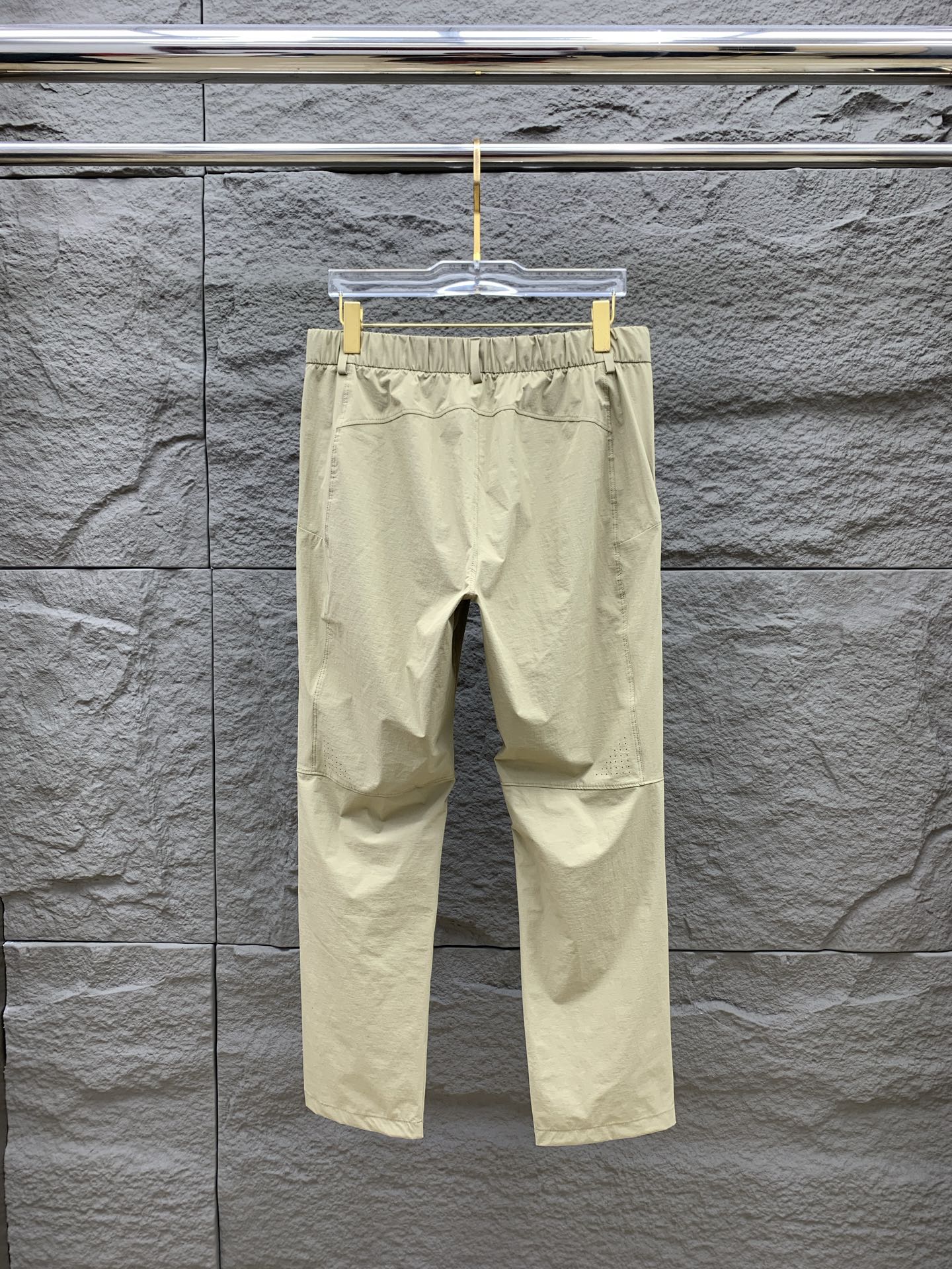 Palo春夏25ss休闲裤金典再次出现，原单订制高品质时尚休闲裤。超级百搭款。独家定制面料，挺阔有型，贴