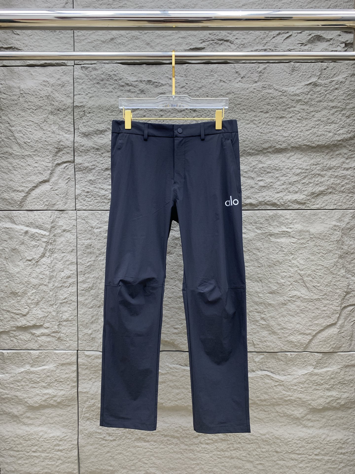 Palo春夏25ss休闲裤金典再次出现，原单订制高品质时尚休闲裤。超级百搭款。独家定制面料，挺阔有型，贴