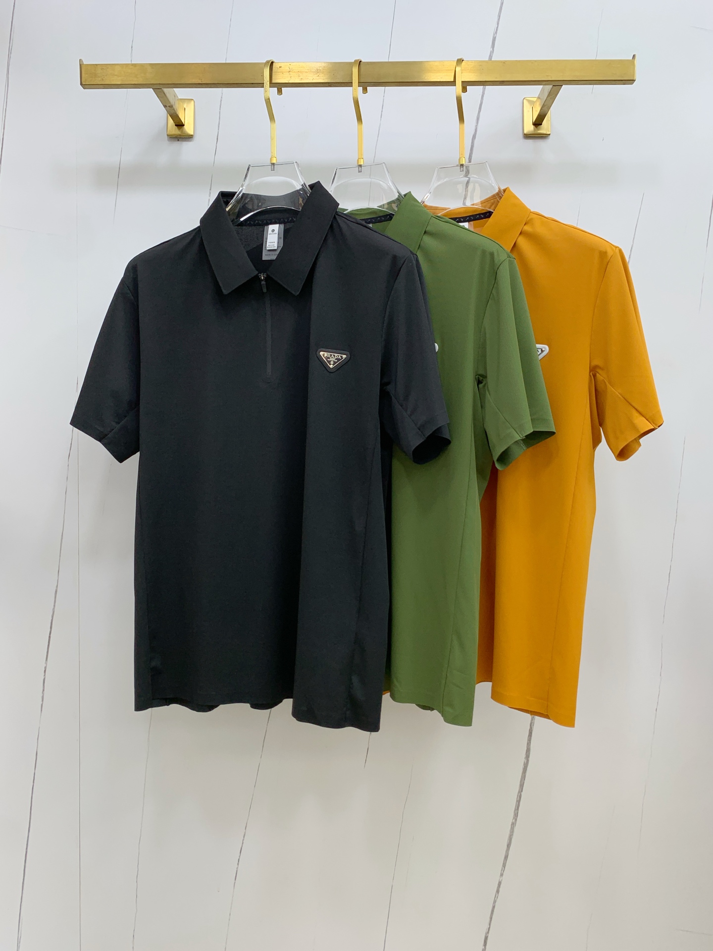 NO:455421,Ss Prada pure cotton latest fabric classic logo pattern logo fashionable simple trendy short sleeves, top quality counter original single short sleeves, top production craft imported fabrics, unique design of counter style, using imported high-end customized fabrics. The official website is on sale!  Excellent fabric pattern..M-4XL, prada, T-shirt, alexander wang19860909ss普拉达纯棉最新面料经典标识图案logo时尚简约潮流短袖,最顶级的品质专柜原单短袖,顶级制作工艺进口面料,专柜款独特设计,采用进口高端订制面料.官网在售！面料版型超赞 码数..M-4XL,,prada,T-shirt,alexander wang,Men's clothing