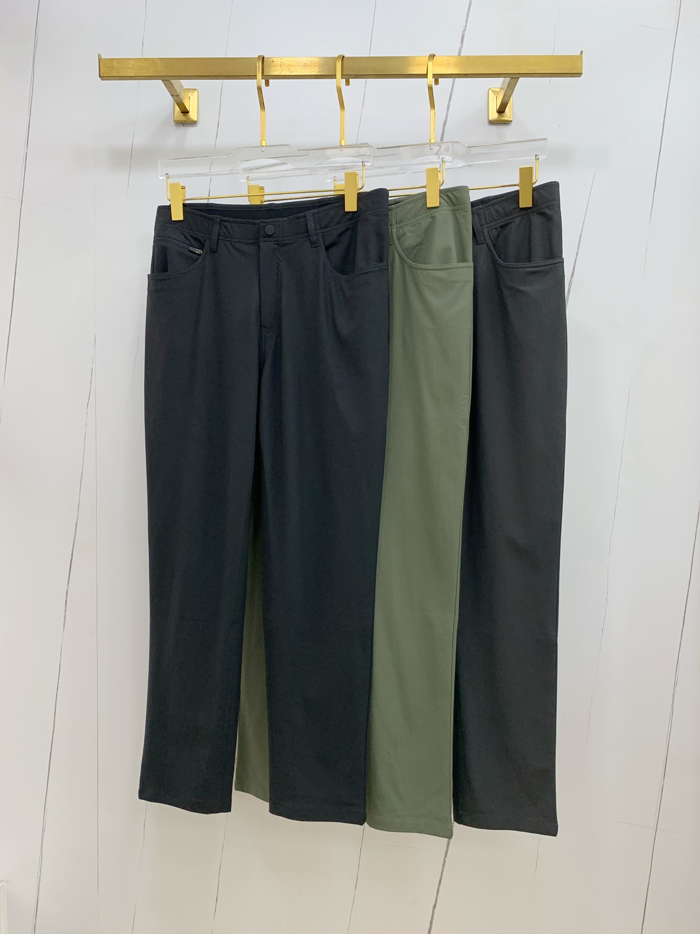 NO:455398,Prada Spring and Summer 25ss casual pants gold dial appears again, the original customized high-quality fashionable casual pants. Super versatile style. Exclusive custom fabric, quite wide and stylish, close and comfortable. The latest hardware and accessories of the original custom counter. Super beautiful style, the upper body makes the legs look slender, the inner and the line is impeccable. You can attend any occasion. Once again, the fabric is very, very classy! Code number M-4XL, prada,alexander wang19860909普拉达春夏25ss休闲裤金典再次出现,原单订制高品质时尚休闲裤.超级百搭款.独家定制面料,挺阔有型,贴身舒适.原版定制专柜最新五金辅料.超靓版型、上身显腿修长,內里,走线都无可挑剔,任何场合都可出席,再次强调面料非常非常显档次！码数 M-4XL,,prada,alexander wang,Men's clothing