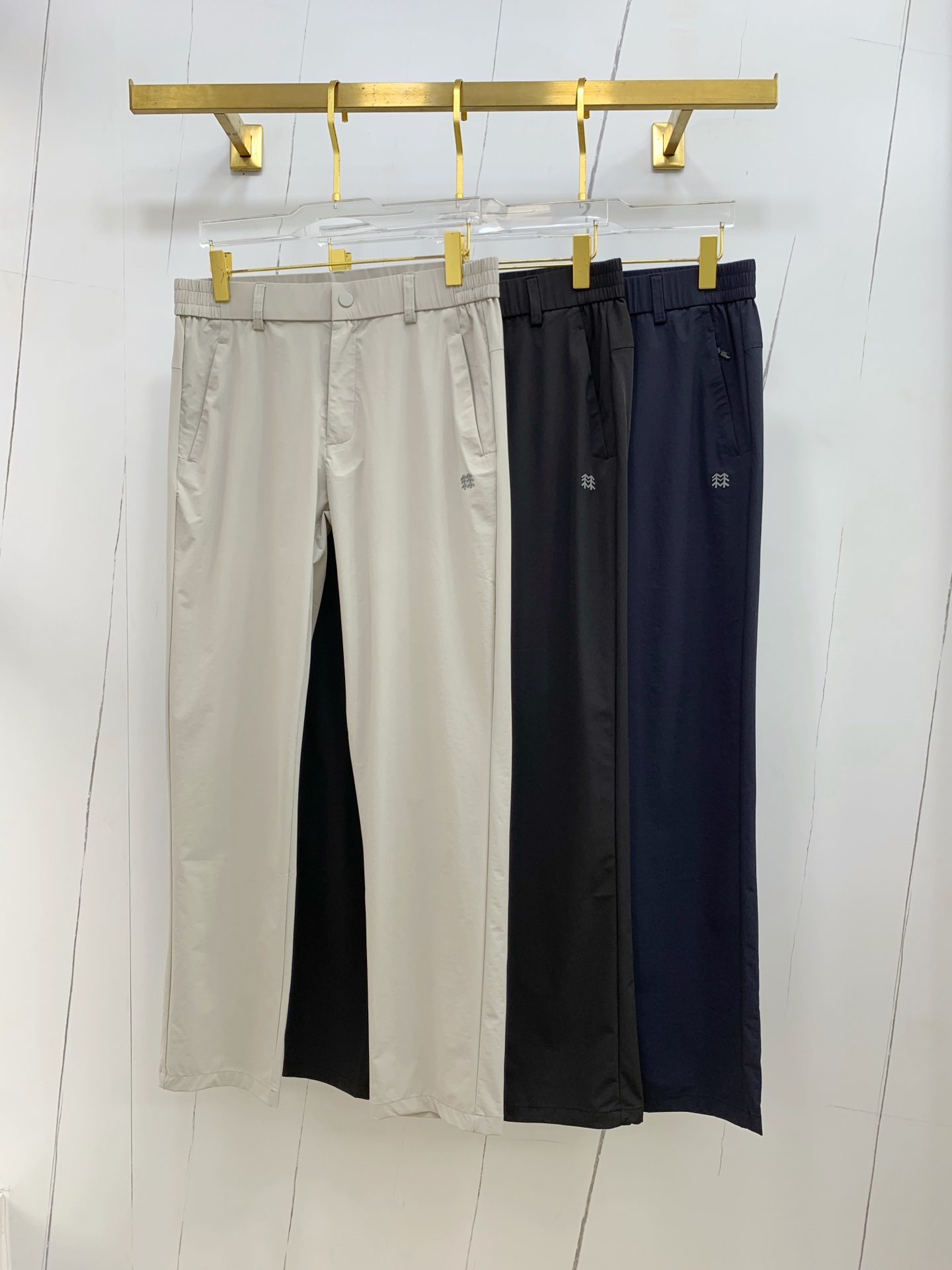 NO:455393,The Clone Spring and Summer 25ss casual pants Golden Dian has appeared again, the original customized high-quality fashionable casual pants. Super versatile style. Exclusive customized fabric, which is quite wide and stylish, and is comfortable to fit. The latest hardware and accessories of the original custom counter. Super beautiful style, the upper body makes the legs look slender, the inner and the wiring are impeccable. You can attend any occasion. Once again, it is emphasized that the fabric is very, very classy! Code number M-4XL, alexander wang19860909克隆春夏25ss休闲裤金典再次出现,原单订制高品质时尚休闲裤.超级百搭款.独家定制面料,挺阔有型,贴身舒适.原版定制专柜最新五金辅料.超靓版型、上身显腿修长,內里,走线都无可挑剔,任何场合都可出席,再次强调面料非常非常显档次！码数 M-4XL,,alexander wang,Men's clothing