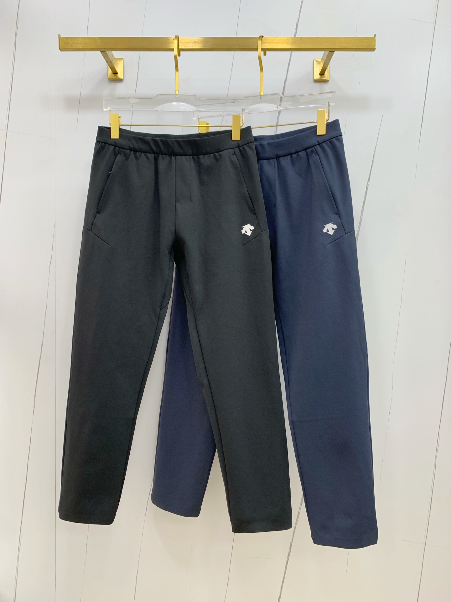 NO:455388,The Golden Dian DiSant Spring and Summer 25ss casual pants in the Golden Dian are reappearing, the original customized high-quality fashionable casual pants are super versatile. Exclusive custom fabric, quite wide and stylish, close and comfortable. The latest hardware and accessories of the original custom counter. Super beautiful style, the upper body makes the legs look slender, the inner and the wiring are impeccable. You can attend any occasion. Once again, it is emphasized that the fabric is very, very classy! Code number M-4XL, alexander wang19860909迪桑特春夏25ss休闲裤金典再次出现,原单订制高品质时尚休闲裤.超级百搭款.独家定制面料,挺阔有型,贴身舒适.原版定制专柜最新五金辅料.超靓版型、上身显腿修长,內里,走线都无可挑剔,任何场合都可出席,再次强调面料非常非常显档次！码数 M-4XL,,alexander wang,Men's clothing