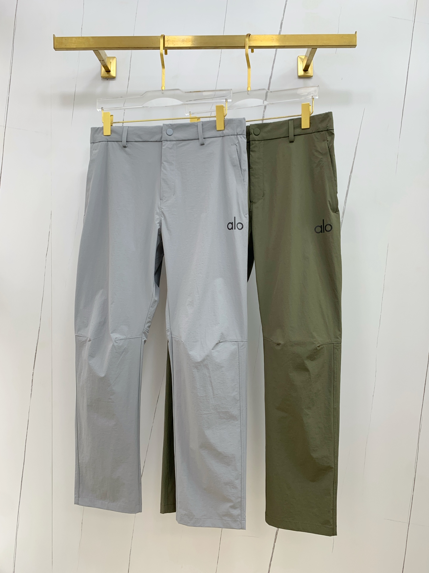 NO:455433,Alo Spring and Summer 25ss casual pants gold dial appears again, the original customized high-quality fashionable casual pants. Super versatile style. Exclusive customized fabric, quite wide and stylish, close and comfortable. The latest hardware and accessories of the original customized counter. Super beautiful style, the upper body makes the legs look slender, the inner and the line is impeccable. You can attend any occasion. Once again, the fabric is very, very classy! Code number M-4XL, alexander wang19860909alo春夏25ss休闲裤金典再次出现,原单订制高品质时尚休闲裤.超级百搭款.独家定制面料,挺阔有型,贴身舒适.原版定制专柜最新五金辅料.超靓版型、上身显腿修长,內里,走线都无可挑剔,任何场合都可出席,再次强调面料非常非常显档次！码数 M-4XL,,alexander wang,Men's clothing