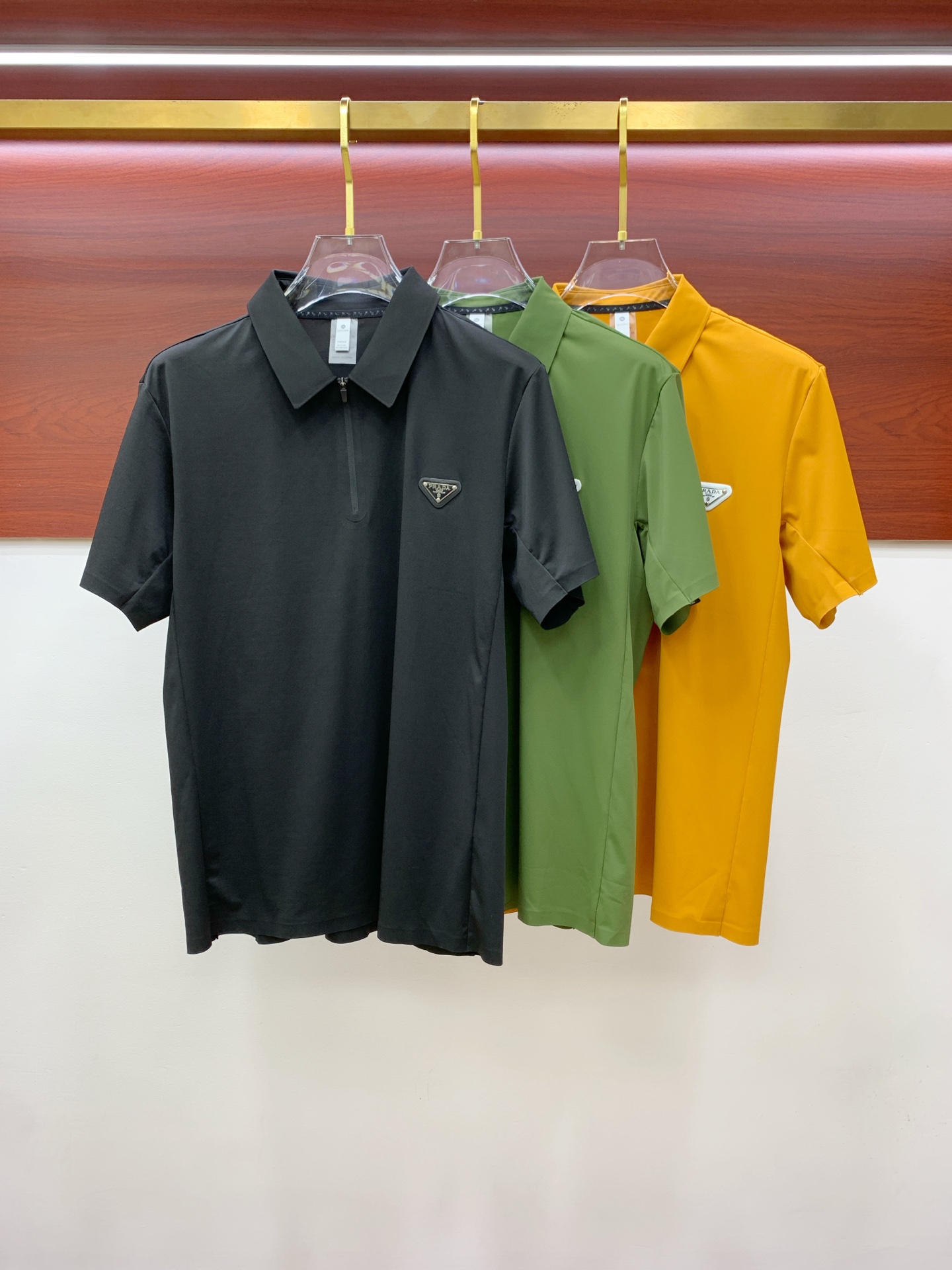 NO:454739,Ss Prada pure cotton latest fabric classic logo pattern logo fashionable simple trendy short sleeves, top quality counter original single short sleeves, top production craft imported fabrics, unique design of counter style, using imported high-end customized fabrics. The official website is on sale!  Excellent fabric pattern..M-4XL, prada, T-shirt, alexander wang19860909ss普拉达纯棉最新面料经典标识图案logo时尚简约潮流短袖,最顶级的品质专柜原单短袖,顶级制作工艺进口面料,专柜款独特设计,采用进口高端订制面料.官网在售！面料版型超赞 码数..M-4XL,,prada,T-shirt,alexander wang,Men's clothing