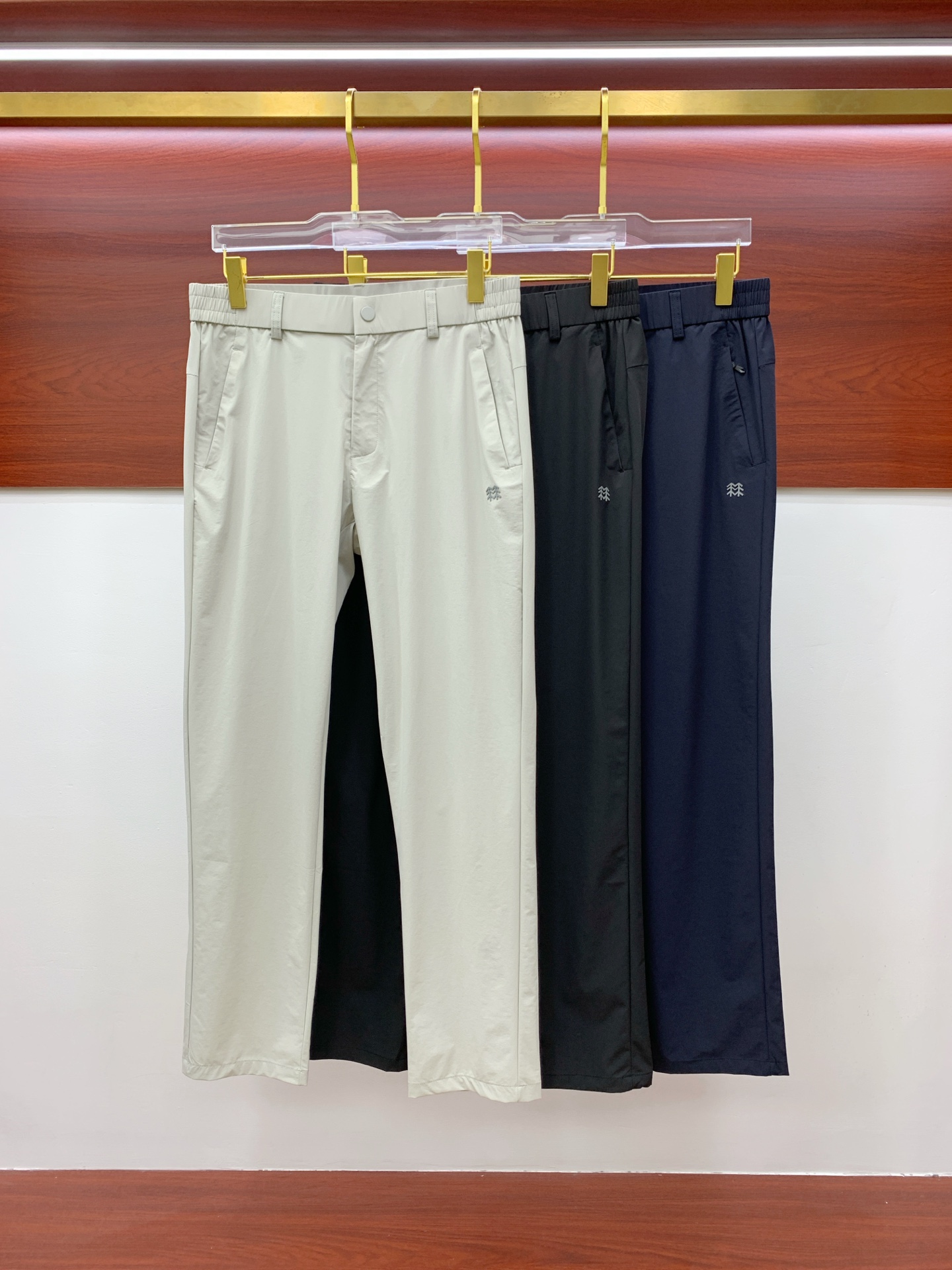 NO:454759,The Clone Spring and Summer 25ss casual pants Golden Dian has appeared again, the original customized high-quality fashionable casual pants. Super versatile style. Exclusive customized fabric, which is quite wide and stylish, and is comfortable to fit. The latest hardware and accessories of the original custom counter. Super beautiful style, the upper body makes the legs look slender, the inner and the wiring are impeccable. You can attend any occasion. Once again, it is emphasized that the fabric is very, very classy! Code number M-4XL, alexander wang19860909克隆春夏25ss休闲裤金典再次出现,原单订制高品质时尚休闲裤.超级百搭款.独家定制面料,挺阔有型,贴身舒适.原版定制专柜最新五金辅料.超靓版型、上身显腿修长,內里,走线都无可挑剔,任何场合都可出席,再次强调面料非常非常显档次！码数 M-4XL,,alexander wang,Men's clothing
