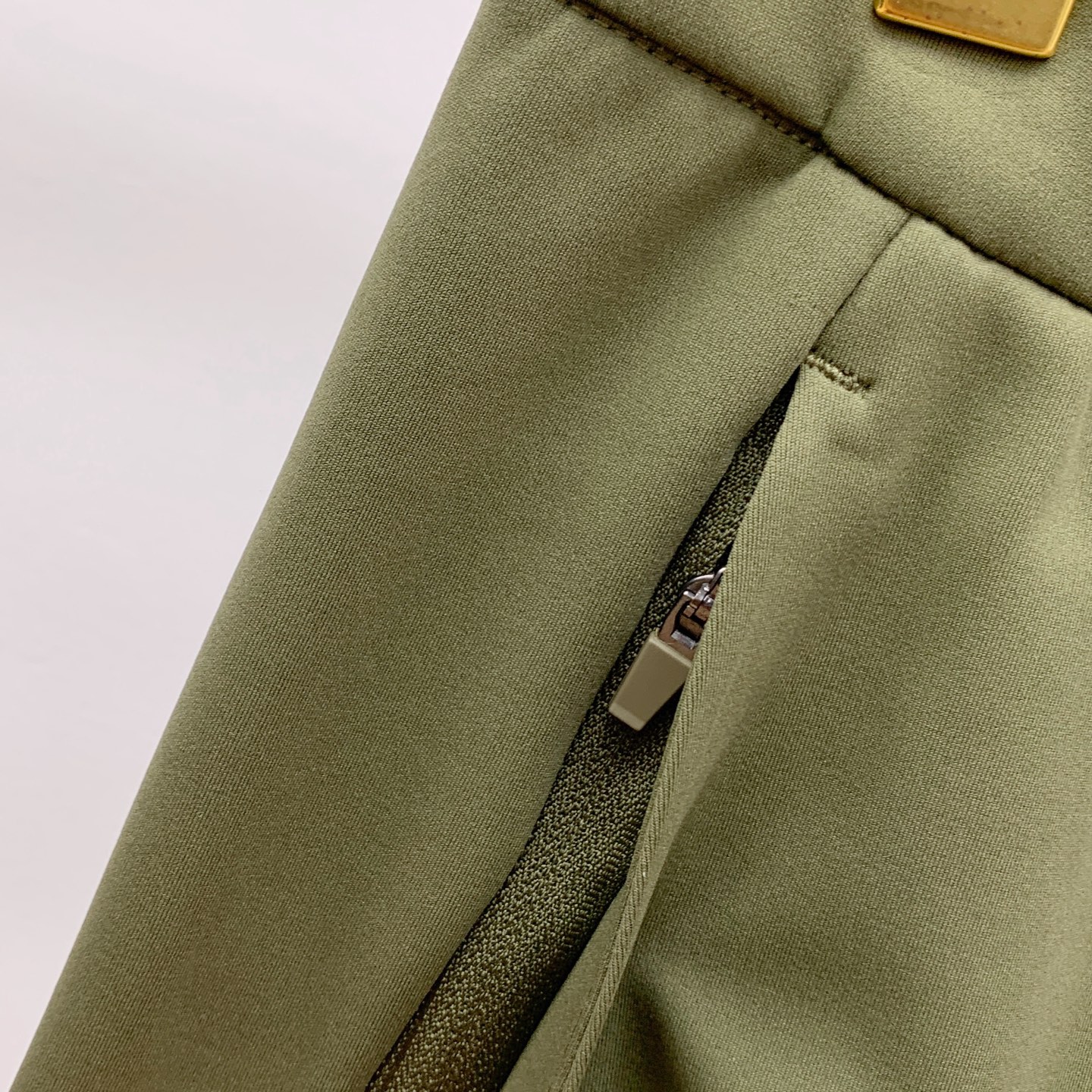 “High-Quality Monochrome Fashion Pants Re-Emerged with Latest Hardware Supplement” - 图片 7