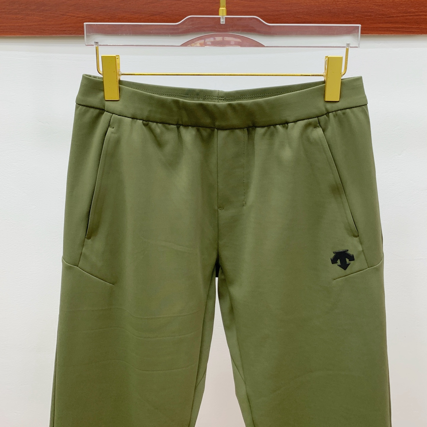 “High-Quality Monochrome Fashion Pants Re-Emerged with Latest Hardware Supplement” - 图片 4