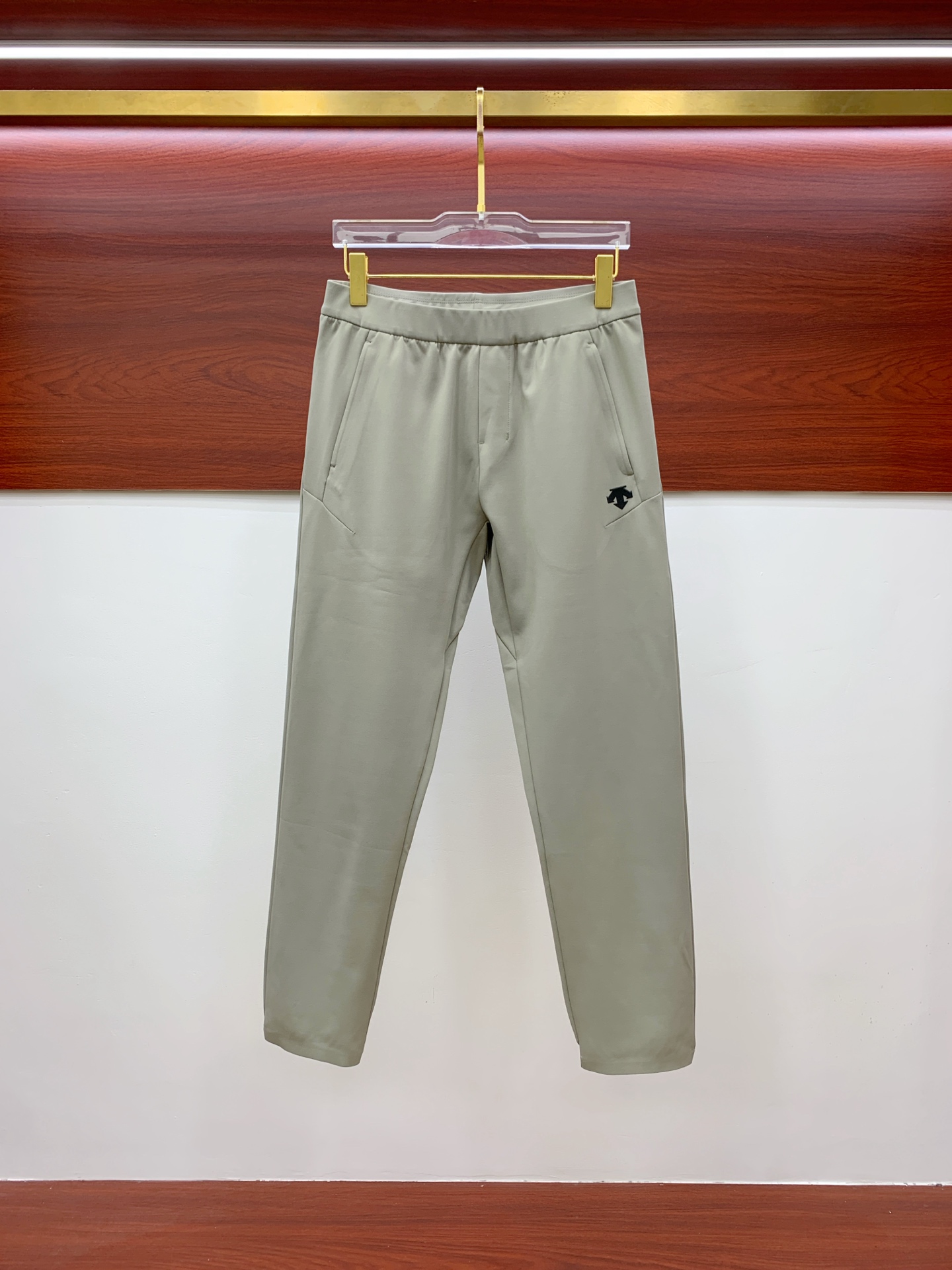 “High-Quality Monochrome Fashion Pants Re-Emerged with Latest Hardware Supplement” - 图片 2