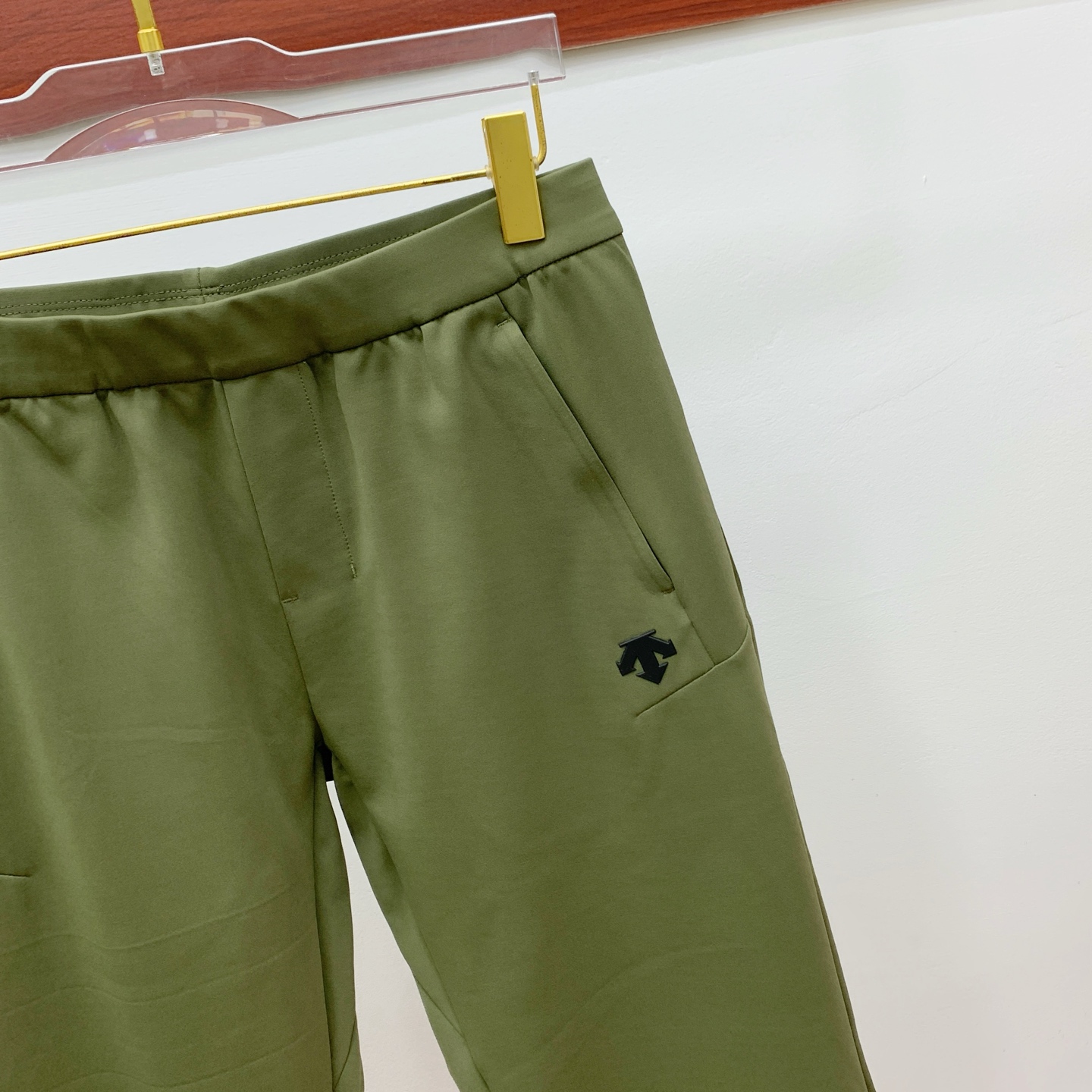 “High-Quality Monochrome Fashion Pants Re-Emerged with Latest Hardware Supplement” - 图片 5